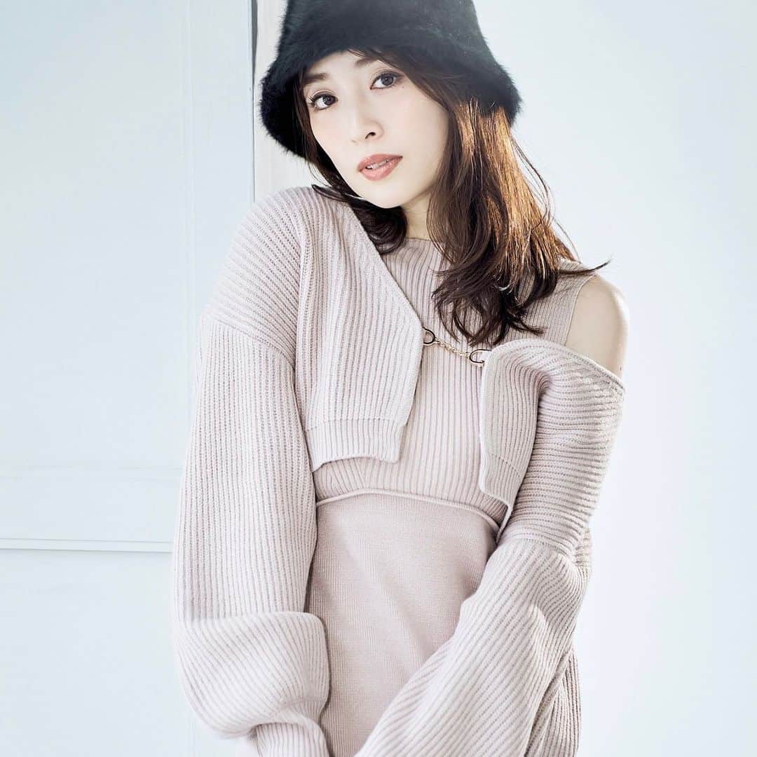 MERCURYDUOのインスタグラム：「《 WEB CATALOG INFO 》  ㅤ ✔10.6(FRI)release!! #泉里香 さんが着るMERCURYDUOの新作コレクション公開！  “prism”  儚げな煌めきと色のハーモニー  日常にちょっとしたときめきと彩りを加えるラインナップ。  今シーズントレンドのスパンコールを用いた 光沢感が目を惹くスカートや、 冬の澄んだ空気に映える柔らかなカラーニットなどを展開します。  シャギーやファーなどの温もりを感じる素材に身を包む、 泉里香さんのどこか儚くスウィートな表情は必見です。  ㅤ #RUNWAYchannel にて特集ページUP！ 泉里香さん着用アイテムを全店舗・WEBにて販売開始！  ———————————————  人気スタッフのコーディネートはこちら ▶ @mercuryduo_stylingㅤㅤㅤㅤㅤㅤ  #MERCURYDUO #マーキュリーデュオ #RUNWAYchannel #泉里香 #mercuryduo_izumirika #mm_moteMAGAZINE  ———————————————」