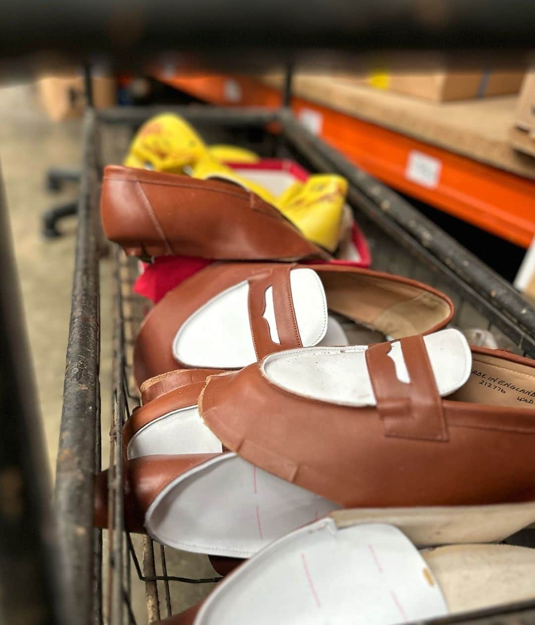 グレンソンさんのインスタグラム写真 - (グレンソンInstagram)「A sneak peak behind the curtain at our factory up in Northamptonshire..⁠ ⁠ ⁠ ⁠ #grenson #grensonshoes #shoes #boots #shoebrand #factory #craft #fashion #madeinengland #benchmade」10月7日 18時00分 - grensonshoes