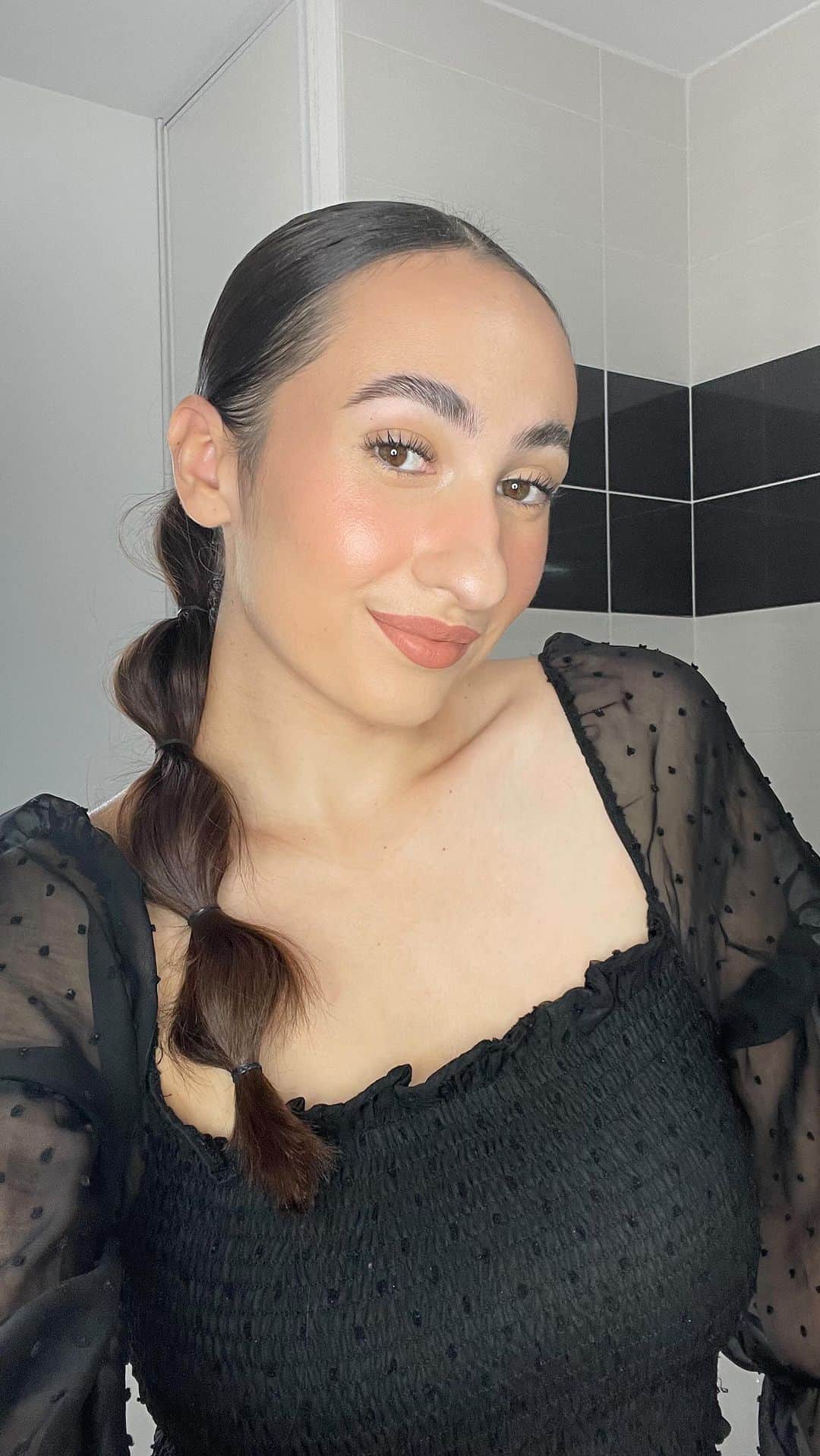 のインスタグラム：「Aimeriez-vous tester cette routine 100% GLOWY ? ✨  Dites-nous tout en commentaire ! 🥰  📹 Makeup Artist @eydell_makeup  #MacCosmetics #MacStudioRadiance #MacHyperReal#GRWM #HyperGlow」
