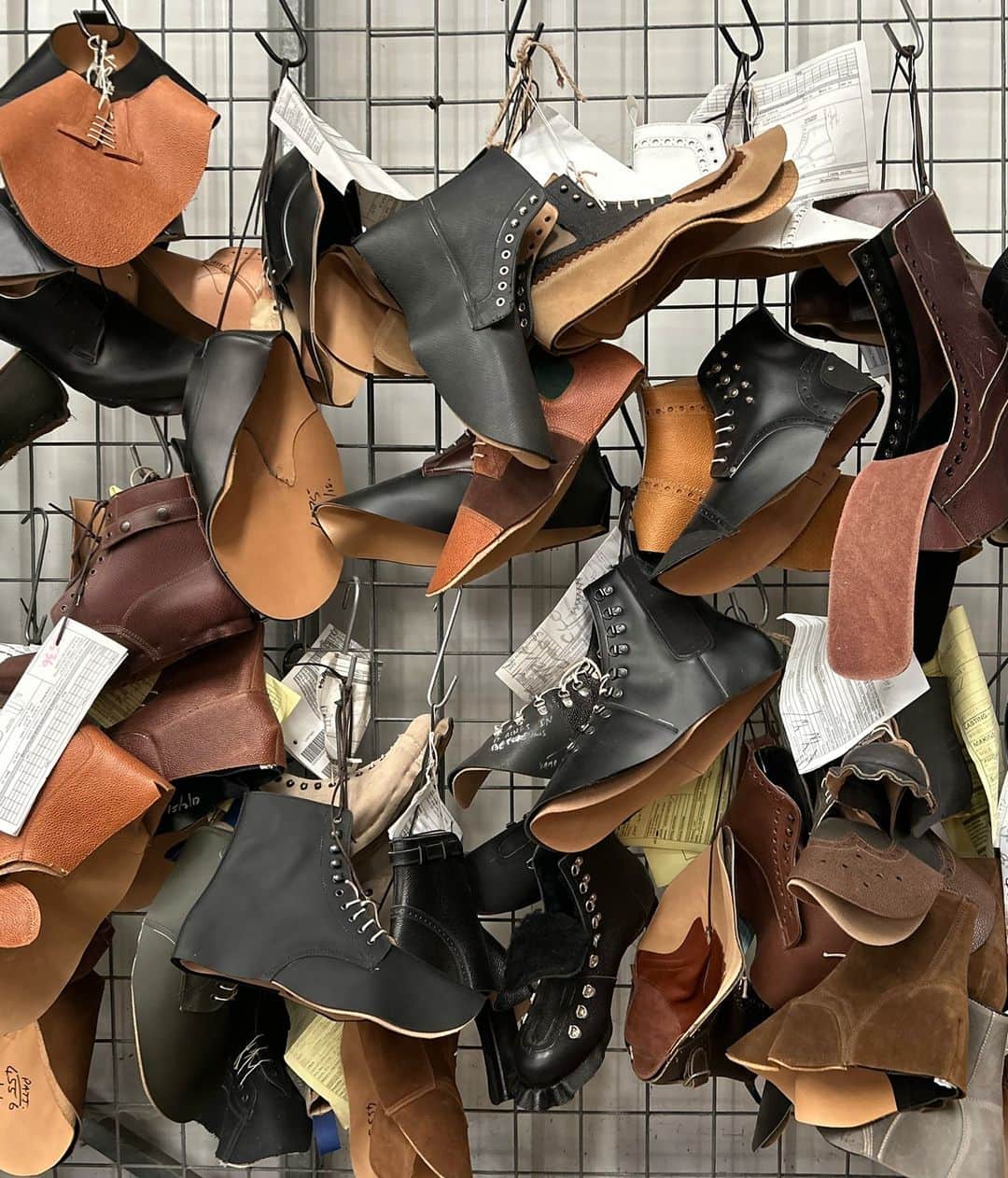 グレンソンさんのインスタグラム写真 - (グレンソンInstagram)「A sneak peak behind the curtain at our factory up in Northamptonshire..⁠ ⁠ ⁠ ⁠ #grenson #grensonshoes #shoes #boots #shoebrand #factory #craft #fashion #madeinengland #benchmade」10月7日 18時00分 - grensonshoes