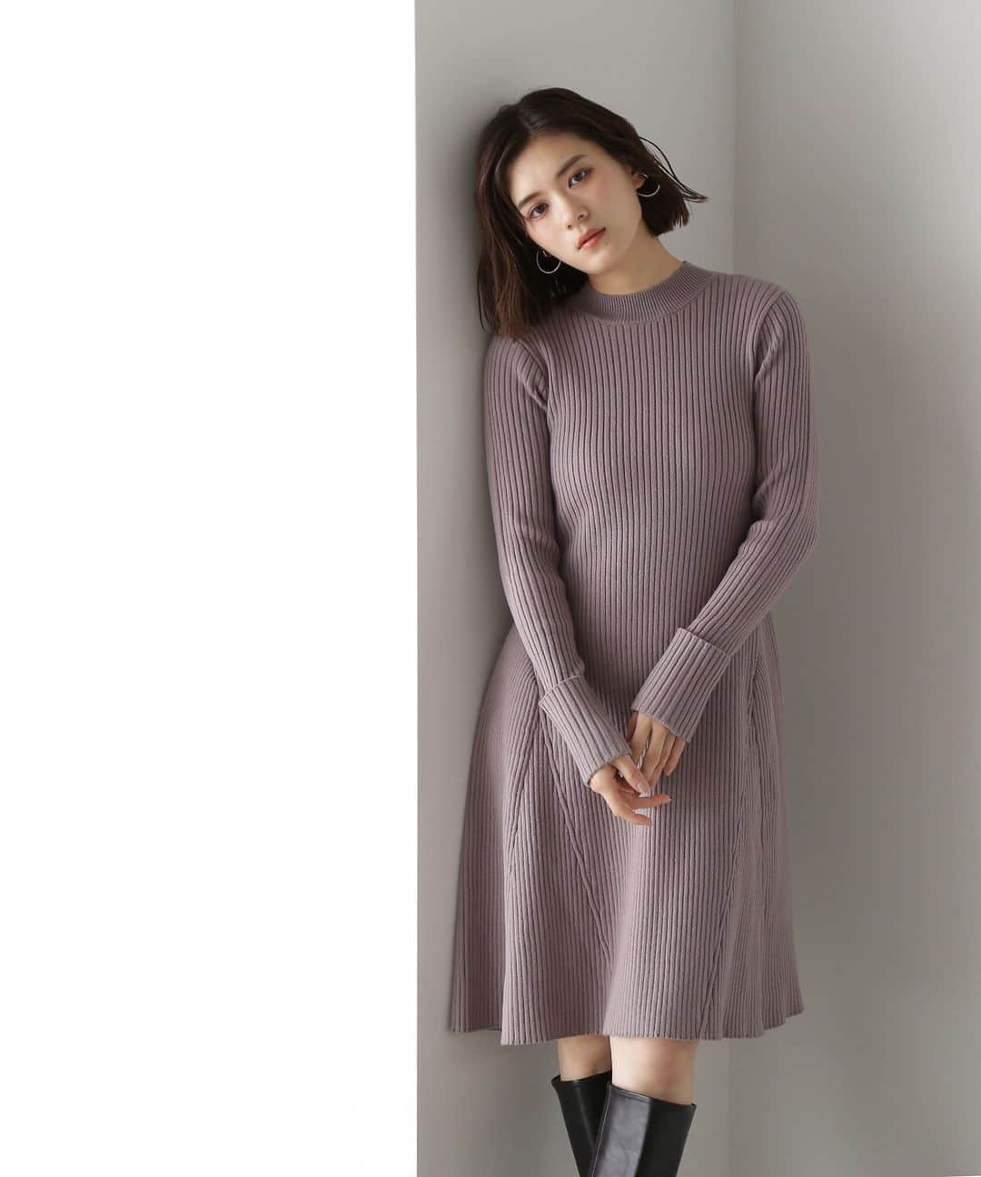 NATURAL BEAUTY BASICのインスタグラム：「2023 winter PRE ORDER.  ✔リブフレアーミニニットワンピース ¥10,890 tax in color:クロ/グレー/アカ/ネイビー/オフベージュ(bdONLINE限定色) size:S/M #0173247151 11月上旬-中旬入荷予定  ウエストから裾に向かってキレイに広がるフレアシルエットのミニニットワンピースは、今季１枚は揃えておきたいマストアイテム。 ミドルゲージのシンプルなリブの編地が、カジュアル過ぎずキレイめな印象に見せてくれます。着丈も短すぎないので、幼く見えず上品さをキープ。 ロングブーツと合わせて着ていただくのがおすすめです。 袖口は折り返したダブルカフスのデザインで手首を華奢に見せてくれるのも嬉しいポイントです。  #ニットワンピース #リブニット #リブニットワンピース #フレアワンピース #ミニワンピ #ミニワンピース #冬コーデ #秋コーデ #冬先取り #お出かけコーデ #オフィスコーデ #オフィスカジュアル #通勤コーデ #ワンピースコーデ #大人可愛い #カラーコーデ #着回しコーデ #きれいめカジュアル #ベーシックコーデ #ベーシック #ナチュラルコーデ #トレンドスタイル #シンプルコーデ #ナチュラルビューティーベーシック #naturalbeautybasic」