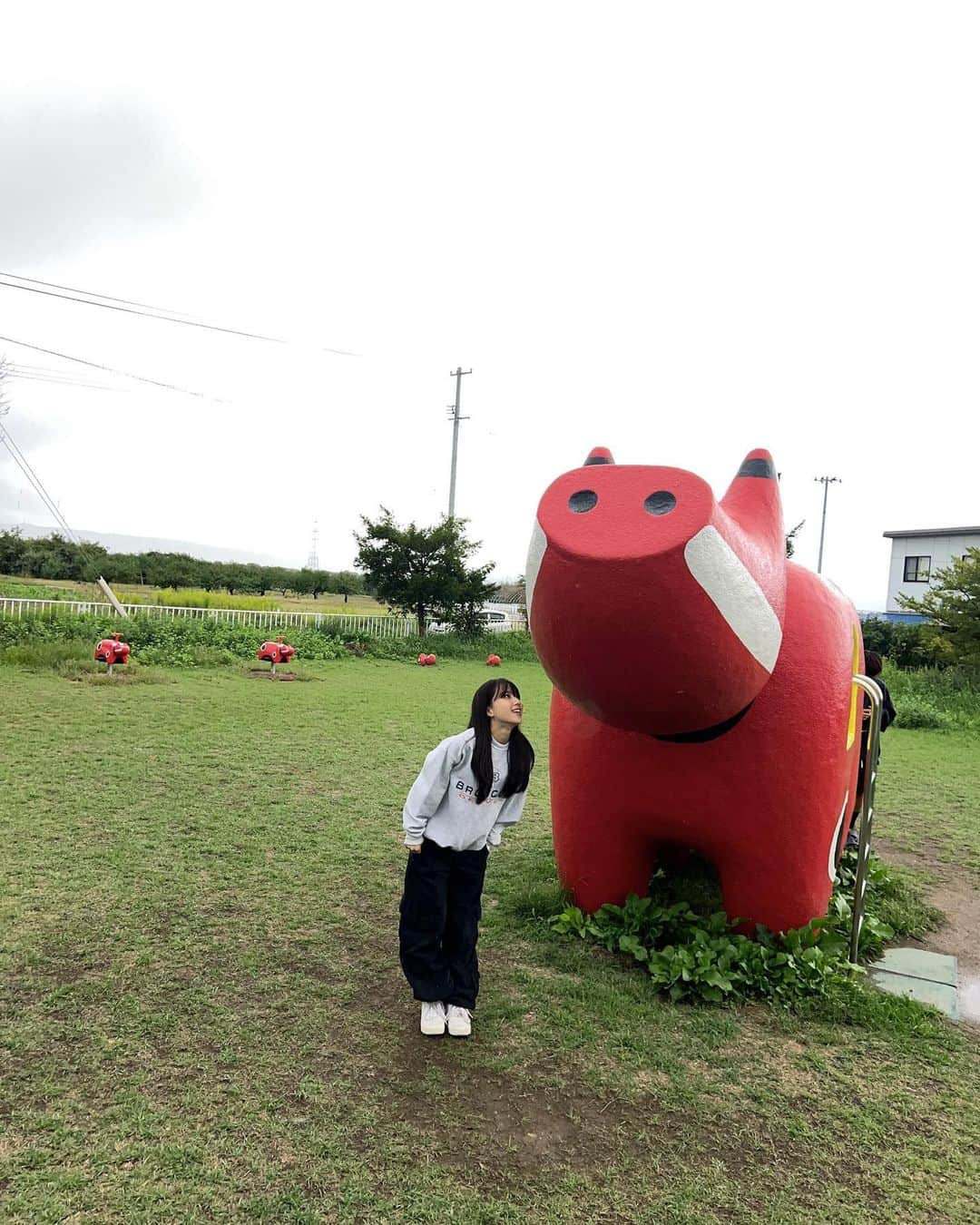 山口るあさんのインスタグラム写真 - (山口るあInstagram)「珍しく自撮りで赤べこと撮ってみたけどどぉ？❤️  用事があって地元帰ったけどやっぱりいつ来ても地元会津若松は最高だねっ!!! 最近寒くなってきたからさみんなかぜひかないようにー！！ #会津若松 #あかべこ #あかべこ公園 #会津若松観光」10月7日 18時00分 - ru_chandabe