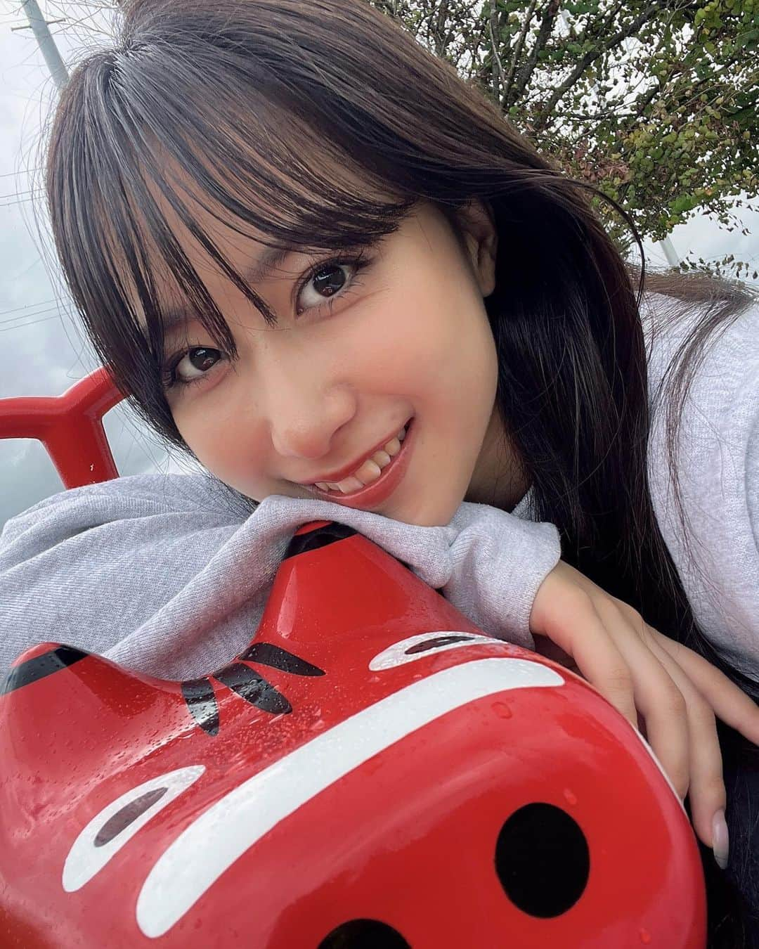 山口るあのインスタグラム：「珍しく自撮りで赤べこと撮ってみたけどどぉ？❤️  用事があって地元帰ったけどやっぱりいつ来ても地元会津若松は最高だねっ!!! 最近寒くなってきたからさみんなかぜひかないようにー！！ #会津若松 #あかべこ #あかべこ公園 #会津若松観光」