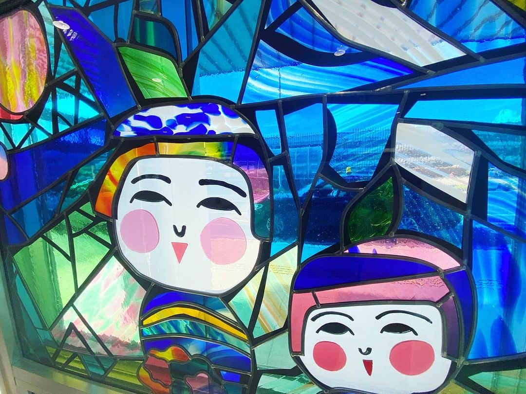 森本千絵さんのインスタグラム写真 - (森本千絵Instagram)「#青森空港　到着♫ 「青の森へ」ステンドグラスのお出迎え。  何度観ても気持ちが上がります♫♫  #aomori #nebuta #glasses」10月7日 17時51分 - chiemorimoto_goen
