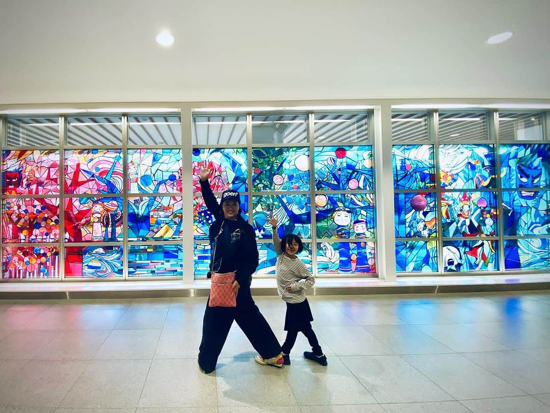 森本千絵さんのインスタグラム写真 - (森本千絵Instagram)「#青森空港　到着♫ 「青の森へ」ステンドグラスのお出迎え。  何度観ても気持ちが上がります♫♫  #aomori #nebuta #glasses」10月7日 17時51分 - chiemorimoto_goen