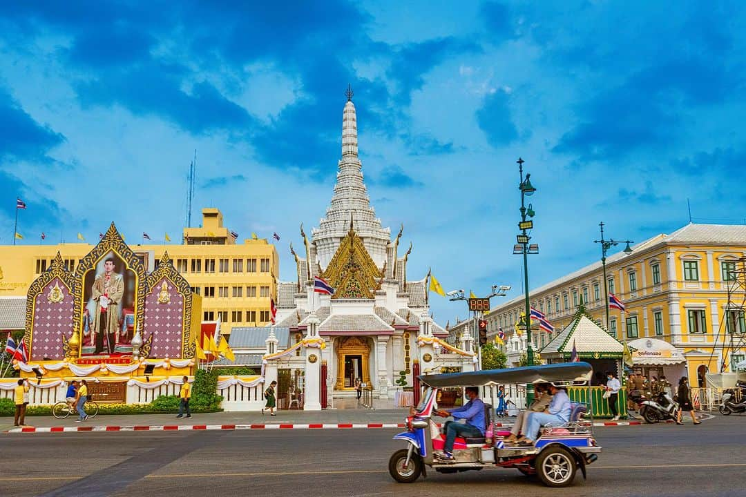 タイ国政府観光庁のインスタグラム：「. ༉‧₊˚ 🇹🇭わざわざ行きタイ旅！ ⠀ ⋯⋯⋯⋯⋯⋯⋯⋯⋯⋯⋯⋯✈  毎週土曜日は、まだあまり知られていないタイの観光スポットをご紹介♪   今回は“バンコク都の柱神社”こと「サーン・ラック・ムアン」へ✨  王宮前広場の向かいで、バンコク３大寺院「ワット・プラ・ケオ」「ワット・ポー」「ワット・アルン」の近くにあるのが、こちらのサーン・ラック・ムアン🕊  1782年にラーマ1世によって建てられたこの神社は、バンコク都の守護神を祀る“柱神社”🙏　２本の柱が現存し、神聖な場所として信仰対象とされています💁‍♀️  成功したい人、仕事運やカリスマ性を高めたい人、また厄除けなど日々祈願のために人々が来訪👏  奉納には、3本の線香、ロウソク、金箔、蓮の花2本、花輪2つ、3色の布地が必要です📝　ちなみに3色の布は、ピンクが＜火星、勤勉、忍耐、精神＞、緑が＜水星、商売、交渉＞、青が＜金星、繁栄、サポート＞をそれぞれ表しています💡  ☆「行ってみたい！」：いいね❤をタップ ★「参考になった！」：保存ボタン🔖をタップ  #タイ #バンコク #サーンラックムアン #タイ神社 #パワースポット #タイ文化 #バンコク観光 #今こそタイへ #こんなタイ知らなかった #もっと知りタイ #はじめてのタイ #タイ旅行 #バンコク旅行 #旅好きな人と繋がりたい #旅行好きな人と繋がりたい #海外旅行 #thailand #bangkok #bangkoktrip #bangkokcitypillarshrine #shrine #thaiculture #thainess #thailandhiddengems #amazingthailand #thailandtravel #thailandtrip #thaistagram #lovethailand #amazingnewchapters」