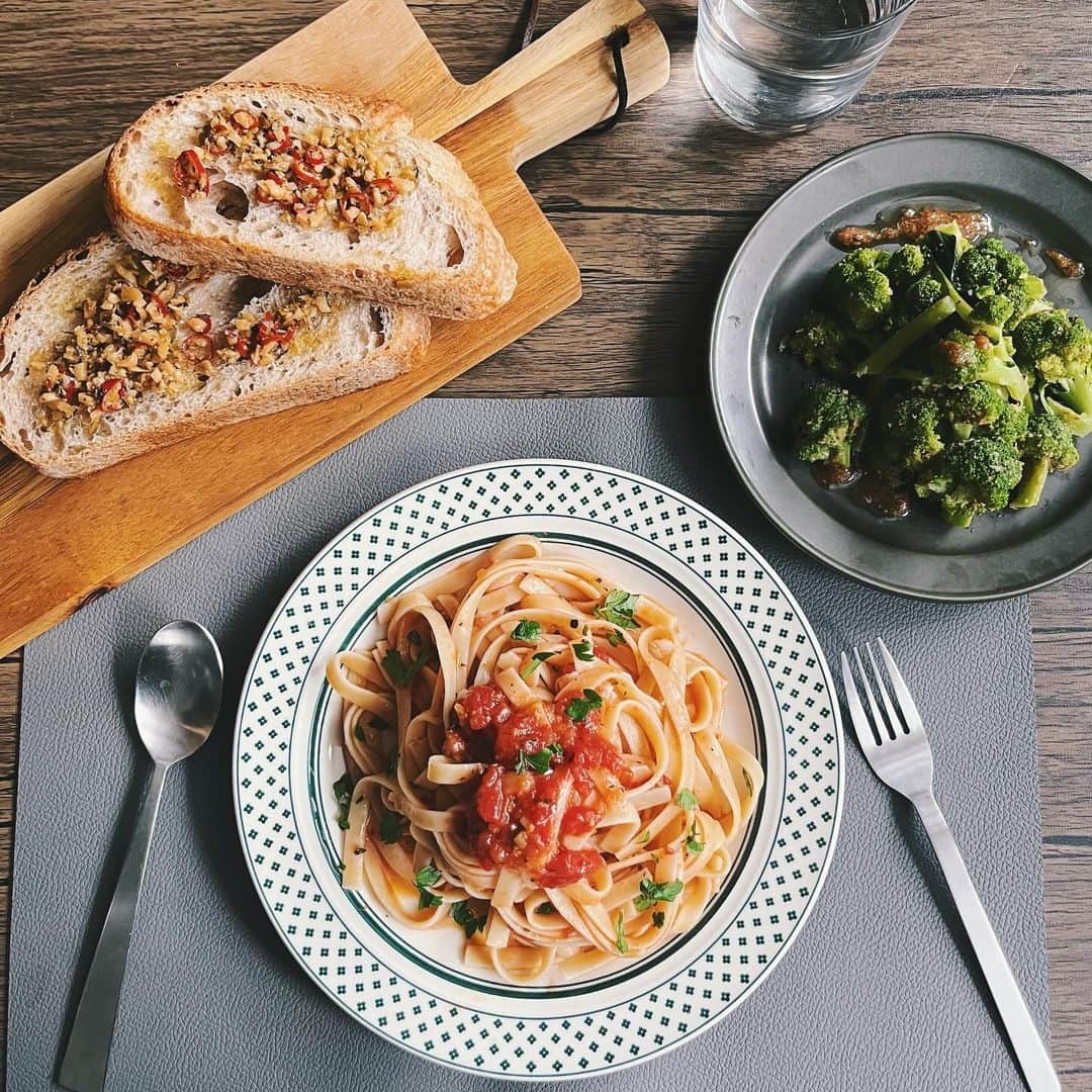 BIO-RAL靭店さんのインスタグラム写真 - (BIO-RAL靭店Instagram)「パスタ以外にも使える✨ かけるだけで、おうちで簡単イタリアンが作れる とっても便利なパスタソースです😊  “共栄食糧”『島のパスタソース』は たっぷりのオリーブオイルに、にんにくやオリーブなど パスタの具材を漬け込んだソース🍝 茹でた麺に和えるだけで、おうちで手軽に 美味しいイタリアンが楽しめます。  ビオラル店舗では 3種類の味をご用意しております💁‍♀️  🍅トマト ごろっと入ったトマトの爽やかな酸味と、 刻んだオリーブの香りと食感をお楽しみいただけます🫒 ソースがパスタによく絡み、オリーブオイルやトマト、 バジルなど、濃厚な素材の味が楽しめます♪  🌶️ペペロンチーノ 国産にんにくと、オリーブの果肉が たっぷり入ったペペロンチーノソース。 オイルに溶け出した、にんにくと唐辛子、 オリーブのフレッシュな香りが食欲をそそります😋  🧄醤油ガーリック 醤油の産地として知られる小豆島の厳選醤油を使用し、 小豆島だからこそ作れる味を追求しました。 国産にんにくと山椒の風味がふんわりと香ります🍴  パスタソースとしてはもちろんのこと、 パンに乗せたり、野菜と和えるなど、 いろいろな料理にアレンジ可能🧑‍🍳  1瓶でパスタ5～6人前の分量があるので、 パスタ以外の食べ方もぜひお試しください💖  ◎おすすめ品 共栄食糧 島のパスタソーストマト 165g／本体価格648円  共栄食糧 島のパスタソースペペロンチーノ 145g／本体価格648円  共栄食糧 島のパスタソースしょうゆガーリック 165g／本体価格648円  ※価格は定番価格となりますので 店頭表示価格と異なる場合がございます。 ※数に限りがございます。売り切れの際はご容赦ください。 ※画像はすべてイメージです。  皆さまの気になる商品は何ですか？ ビオラルで「買ってみました！」「試してみました！」など @bioral_west のタグをつけて教えてくださいね🍀  #島のパスタソース #パスタソース #パスタソースアレンジ #パスタレシピ #和えるだけ #トマトパスタ #ペペロンチーノ #ブルスケッタ #小豆島グルメ #小豆島 #瓶詰 #bioral #ビオラル #ビオラル靭店 #ビオラルエキマルシェ大阪店 #ライフ #ライフコーポレーション #ナチュラルスーパーマーケット #大阪スーパー #阿波座 #靭公園 #utsubopark #エキマルシェ大阪 #エキマルシェ #梅田 #大阪 #umeda #osaka #osakastation」10月7日 17時55分 - bioral_west
