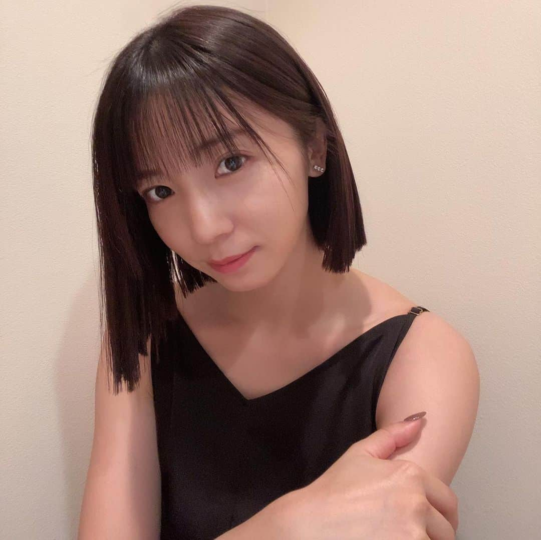 入来茉里さんのインスタグラム写真 - (入来茉里Instagram)「心機一転、ボブにしました。  20歳頃イメージしていたのは 30歳くらいで結婚をして、出産をして、35歳ではこうなって…と（髪はなぜかロング設定）  現実では ちょうど30歳で結婚をして コロナ禍で妊活…あの時はご縁がなかった。 32歳で離婚をして、 SNSには書いてなかったけど 離婚後に 卵子凍結も経験しました。  気がつけば 来年 34歳  今が1番ちょうどいいタイミングかも、と 伸ばしていた髪をバッサリ。 思い描いていた自分を捨てたようで、気持ちよかった〜。  人生は続いていくので うまく方向転換したりしながら 進んでいって また色んな経験や挑戦をしていければいいのかなと思います☺️  さっぱりした！  #イメージチェンジ #ヘアカット #ボブ #結婚 #出産 #妊活 #卵子凍結 #離婚」10月7日 17時56分 - iriki.mari_official