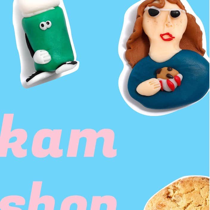 のインスタグラム：「🧁ISETAN POP UP🍪 @acutegrrrl_isetan  @isetan_shinjuku  2023.11/01~11/05 去年に引き続き、HohokamBAKEshopからクッキー、HohokamDINERのグッツのPOPUPを伊勢丹新宿店でやらせていただきます✌🏻 📢今回は当店にオープン当初から通ってくれている、pecoちゃんと念願のコラボレーションを実現😮‍💨💖 マフィン2種類とキーホルダーのSETを作りました❣️マフィンの見た目、味、包装にも一緒にこだわり、マフィンカップもpecoちゃんが選び、NYから仕入れてます🇺🇸キーホルダーは’’ちょいブスキーホルダー’’にpecoちゃんがコラボマフィンを持っている姿を作っていただきました👸🏼🧁 ※こちら、300SET限定販売になります。(また後日詳しく発表致します) 👸🏼PECO @pecotecooo 💖  🥟ちょいブスキーホルダー®︎ 今回、ぺこちゃんのコラボキーホルダーだけではなく、当店だけのめっちゃかわいいオリジナルキーホルダーも製作していただきました❤️(後日発表🤫) 一つ一つ手作りのため数量限定です‼️ お楽しみに🛸 @choibusu  ひとつひとつ手作業で作る詰め甘めのキーホルダーを中心に様々な作品を制作。渋谷・ウーピーゴールドバーガーに自作のキーホルダーを入れたガチャガチャマシーンを設置したのをきっかけに、大手食品メーカーやアーティストとのコラボ、全国各地での個展やPOPUP STOREの開催など多岐にわたり活動。香港、台湾、韓国、インドネシアでのキーホルダーの販売や展示をするなど海外での活動も精力的に行う。  🕯️💕SHEER とってもかわいいキャンドルブランド🦄今回はクッキー2種類とブラウニーを作っていただきました🍪(こちらも後日インスタグラムで紹介します) @sheer.sheer.sheer  SHEERは、70'sのサイケデリック、 80's ガールズシングス、そして90'sカルチャーからインスパイアーを受け、ユニークでカラフルなキャンドルをひとつひとつ心を込めて作っているハンドメイドキャンドルのブランドです。  🖋️Yunosuke 今回新しくスウェット、トートバックを制作するにあたって系列店で最近までPOP UPをしていたYunosukeさんにオファーし、デザインしていただきました💁🏻‍♂️ こちらも出来上がり次第宣伝させてください🪂(史上最高に可愛いです✨) @yunosk  雑誌、広告をはじめCDジャケット、MV、店舗ロゴなど、幅広いジャンルのアートワークをシンプルかつ軽やかな線で手がける。  💬その他、今回もステッカーやキーホルダー、アパレルまで幅広く、みんながワクワクするようなオリジナルグッツご用意しております🎡 10000円以上(税抜)のお買い上げで最高なノベルティもございます🎢  -------------------------------------- 🍪HohokamBAKEshop @hohokambakeshop  HohokamDINERで出しているケーキ類、焼き菓子全般の製造しております。  🍔HohokamDINER 原宿駅から徒歩２分にあるアメリカンダイナー👩🏻‍🍳ハンバーガーやサンデーなどの本場アメリカに負けない見た目にも味にもこだわってます🇺🇸 @hohokamdiner   #acutegrrrl #addictedbycuteness  #hohokamdiner #hohokambakeshop  #ホホカムダイナー #ホホカムダイナー原宿」