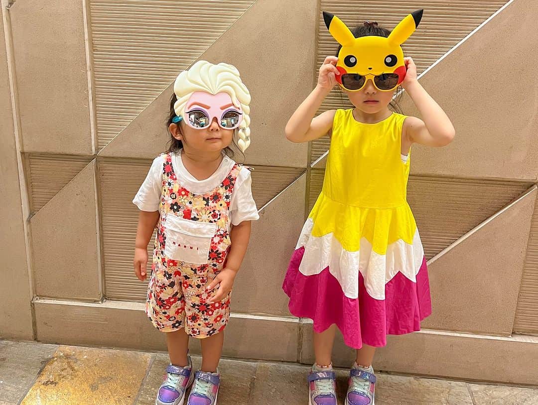 林弓束さんのインスタグラム写真 - (林弓束Instagram)「. 今回のハワイは 大好き仲良し家族も一緒でした✨ 仲良しのお友達がいて子供たちも楽しそうでなにより✨ . 今回のハワイでは我が家に色々なトラブルがあったのですが、本当に助けられたし心強かった😭🙏✨ とにもかくにもお友達ファミリーに大感謝❤️ . 素敵な思い出が増えました❣️ . . . .  #3歳  #女の子ママ  #2020年5月生まれ　#東京 #3歳女の子 #子連れハワイ #ハワイ旅行 #子連れハワイレポ #子連れハワイ旅行 #子連れ旅行 #hawaii #hawaiitrip #ママと娘 #母娘 #親子 #子供服 #こどもふく #まはりふく #ゆづしふく #東京ママ #親子コーデ #おやこーで #yzktrip」10月7日 17時58分 - hayashiyuzuka