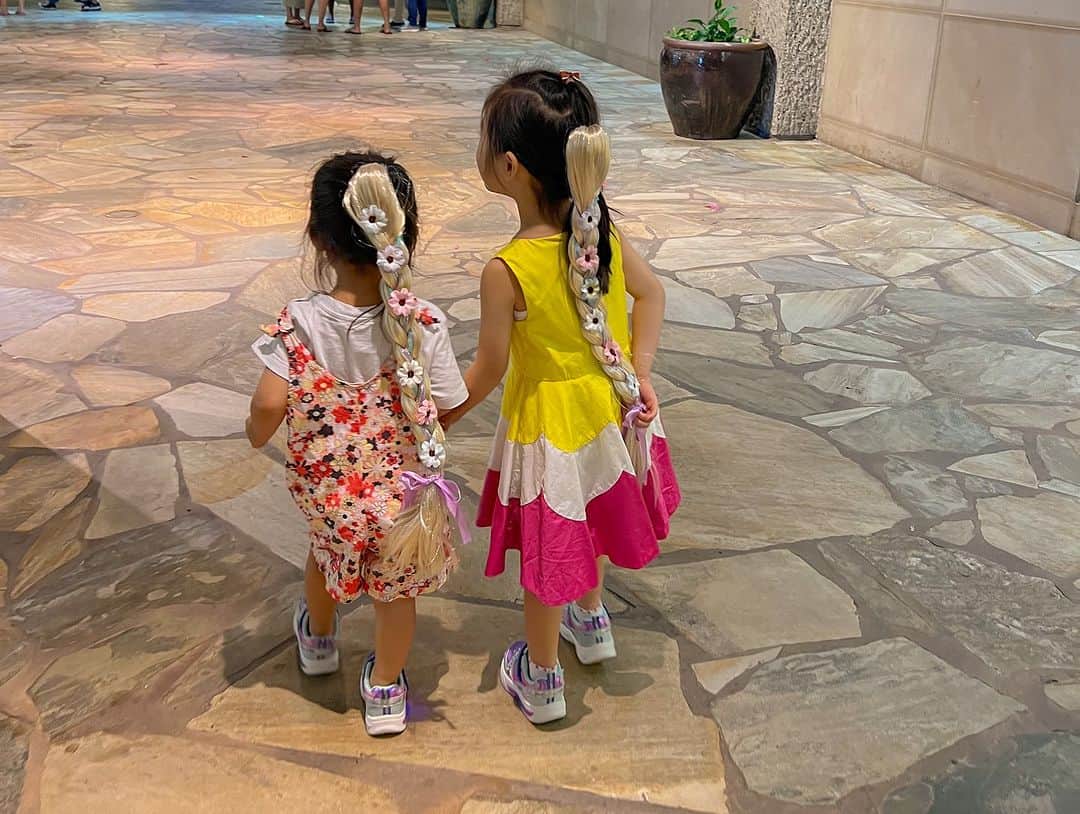 林弓束さんのインスタグラム写真 - (林弓束Instagram)「. 今回のハワイは 大好き仲良し家族も一緒でした✨ 仲良しのお友達がいて子供たちも楽しそうでなにより✨ . 今回のハワイでは我が家に色々なトラブルがあったのですが、本当に助けられたし心強かった😭🙏✨ とにもかくにもお友達ファミリーに大感謝❤️ . 素敵な思い出が増えました❣️ . . . .  #3歳  #女の子ママ  #2020年5月生まれ　#東京 #3歳女の子 #子連れハワイ #ハワイ旅行 #子連れハワイレポ #子連れハワイ旅行 #子連れ旅行 #hawaii #hawaiitrip #ママと娘 #母娘 #親子 #子供服 #こどもふく #まはりふく #ゆづしふく #東京ママ #親子コーデ #おやこーで #yzktrip」10月7日 17時58分 - hayashiyuzuka