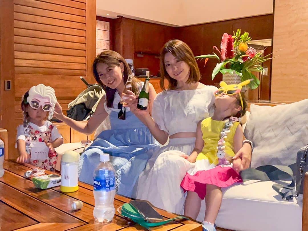 林弓束さんのインスタグラム写真 - (林弓束Instagram)「. 今回のハワイは 大好き仲良し家族も一緒でした✨ 仲良しのお友達がいて子供たちも楽しそうでなにより✨ . 今回のハワイでは我が家に色々なトラブルがあったのですが、本当に助けられたし心強かった😭🙏✨ とにもかくにもお友達ファミリーに大感謝❤️ . 素敵な思い出が増えました❣️ . . . .  #3歳  #女の子ママ  #2020年5月生まれ　#東京 #3歳女の子 #子連れハワイ #ハワイ旅行 #子連れハワイレポ #子連れハワイ旅行 #子連れ旅行 #hawaii #hawaiitrip #ママと娘 #母娘 #親子 #子供服 #こどもふく #まはりふく #ゆづしふく #東京ママ #親子コーデ #おやこーで #yzktrip」10月7日 17時58分 - hayashiyuzuka