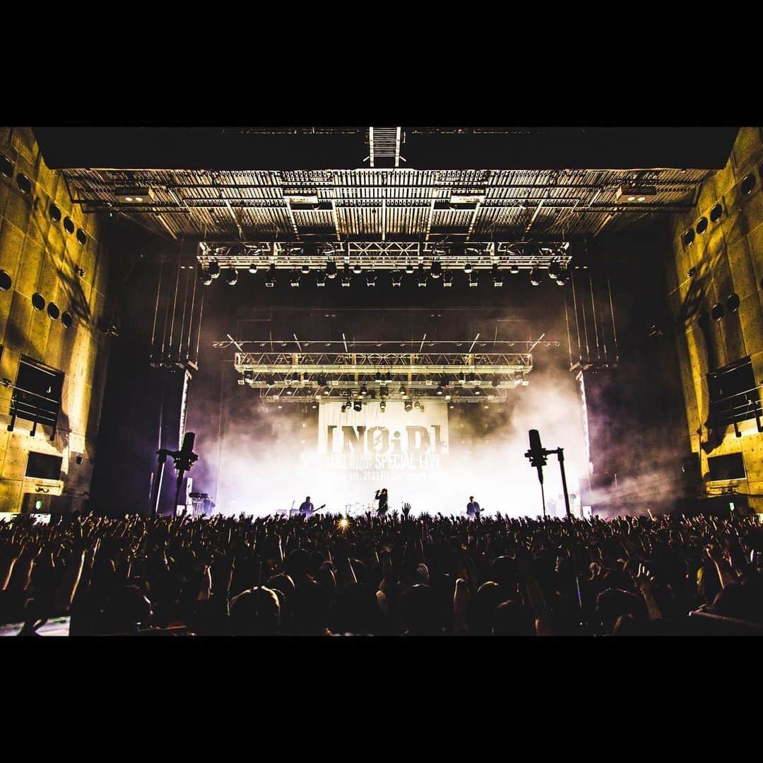 のインスタグラム：「「[NOiD] - LABEL 10th Anniversary Special Live -」  SUPER BEAVER VS SUPER BEAVER  Zepp Haneda  軌跡、歴史、今、未来、誇り  色々と感じた1日でした  配信でも40000位の視聴があったらしいね  本当に凄いことです  [NOiD]レーベル10周年おめでとう  これからもよろしく⚡️⚡️⚡️⚡️  Phoyo by @cazrowaoki」