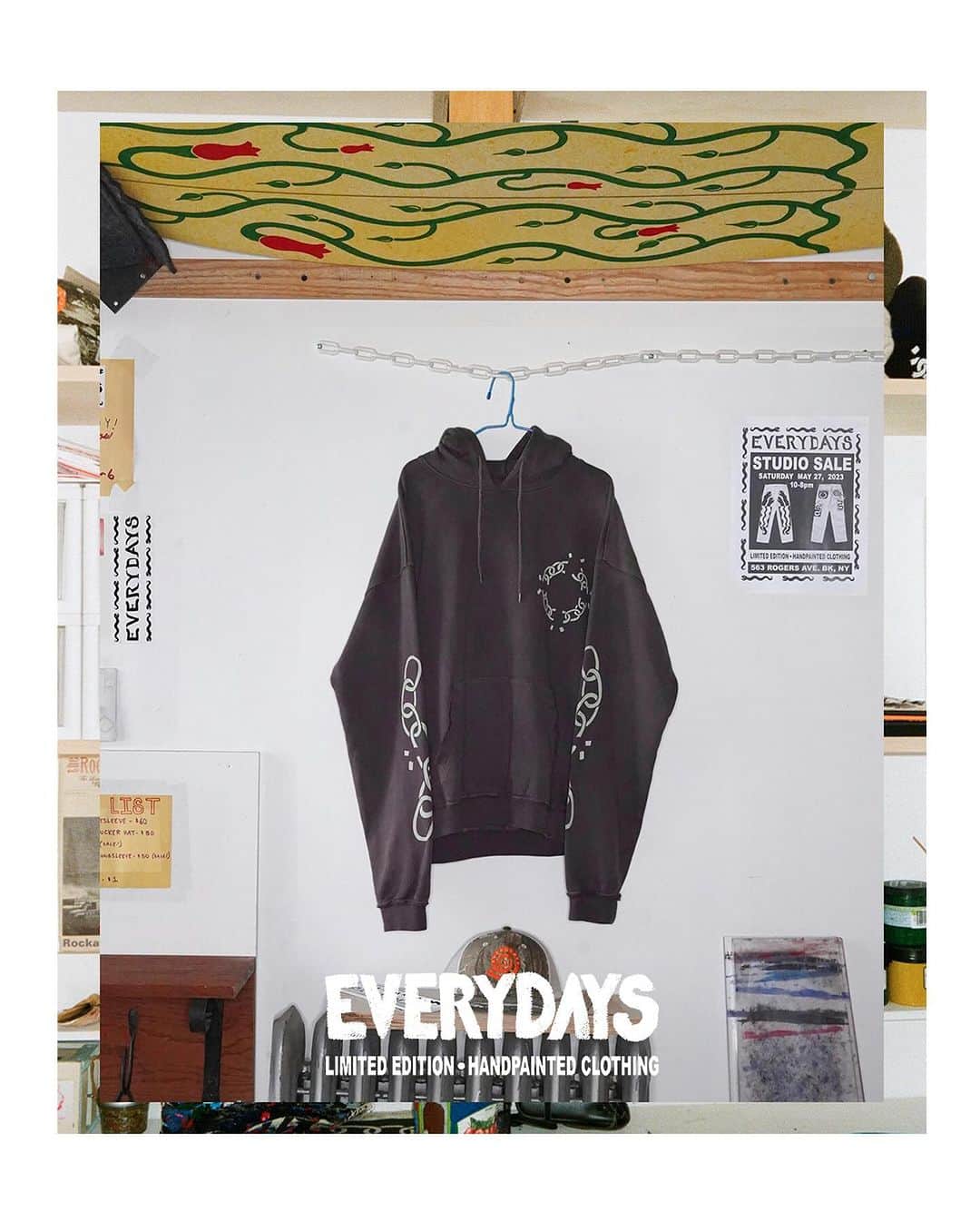 JOURNAL STANDARDのインスタグラム：「EVERYDAYS × FIFTH for JOURNAL STANDARD ------------------------- ニューヨークを拠点に活動をしているJordan Johnson。 彼はサーファーとペインター活動の傍ら、 ファッションブランドEVERYDAYSを展開している。 政治や階層、宗教という文化と親和性のある蛇のモチーフをあしらったプロダクトの数々は、ミステリアスでありファッショナブルでもある。 今回、JOURNAL STANDARDと中目黒のヴィンテージショップ「FIFTHGENERAL STORE」では、 ペインターパンツを筆頭に、フーディやロングスリーブTシャツを別注でリリース。 EVERYDAYSの掲げるアティチュードをイラストレーションで表現し、 広い解釈にアプローチする今回のコレクション。 どこか70年代のヒッピーカルチャーも彷彿とさせるクリエイティビティなウェアをぜひ手にとってみては。  -------------------------  @__everydays__  @fifth_store_tokyo  ------------------------- #2023aw #journalstandard #baycrews #fashion #journalstandardmens #journalstandardladies #ジャーナルスタンダード」