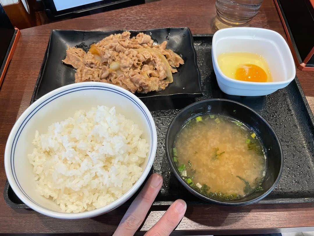 山崎勝之のインスタグラム：「牛皿定食美味しい♪ 🍚ごはんおかわり無料なので１回♪  CW-Xのタイツで膝をサポートしながら、ゆっくりウォーキング。 OK大丈夫そう♪  懸垂やデッドリフト等、背中の筋トレ90分。  仕上げのウォーキング60分。  親子丼美味しい♪  今月はしっかり食べて筋トレを頑張って来月は絞ろうかなと思ってます。  #筋トレ #ボディメイク #FF7EC #CWX #タイツ」