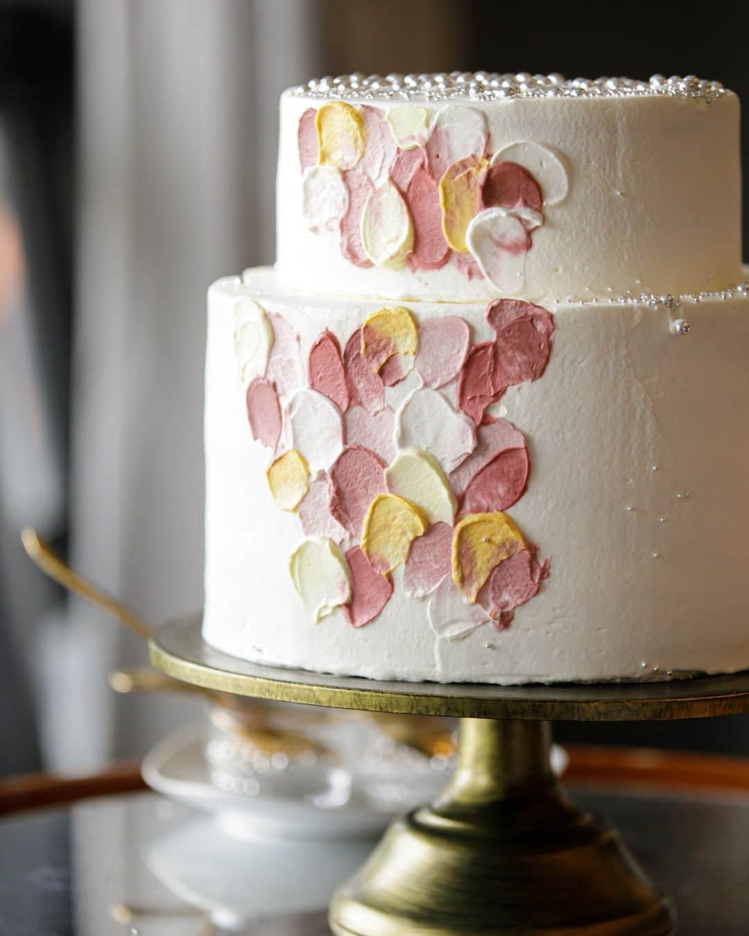 オードヴィーウェディング【名古屋・結婚式場】 さんのインスタグラム写真 - (オードヴィーウェディング【名古屋・結婚式場】 Instagram)「/ wedding cake  トレンドのパレットケーキをご紹介 ケーキの表面を筆で色付けしたようなデザインのウェディングケーキは斬新でおしゃれで、海外っぽさ満点！  バタークリームをケーキにペイントしたパレットケーキ パーティーで新郎新婦が直接ケーキにペイントし、 ケーキを仕上げる演出も流行中です ┈┈┈┈┈┈┈┈┈┈┈┈┈┈┈┈┈  これから結婚式を挙げる花嫁さまへ 準備が楽しくなるウェディング情報発信中  おいしいもおしゃれも全部叶える 名古屋のおしゃれなレストランwedding オードヴィーウェディング  会場をくわしく見るならプロフィール ＠eaudevie_wedding.edv の𝐔𝐑𝐋をタップ  ┈┈┈┈┈┈┈┈┈┈┈┈┈┈┈┈┈ #オードヴィーウェディング #オードヴィー花嫁 #weddingcake #名古屋プレ花嫁 #ウェディングケーキ #ウェディングケーキデザイン #ウェディングケーキアイディア #ウェディングケーキ🎂 #ブライダルケーキ #トレンドケーキ #世界にひとつだけのウェディングケーキ  #パレットケーキ」10月7日 18時03分 - eaudevie_wedding.edv