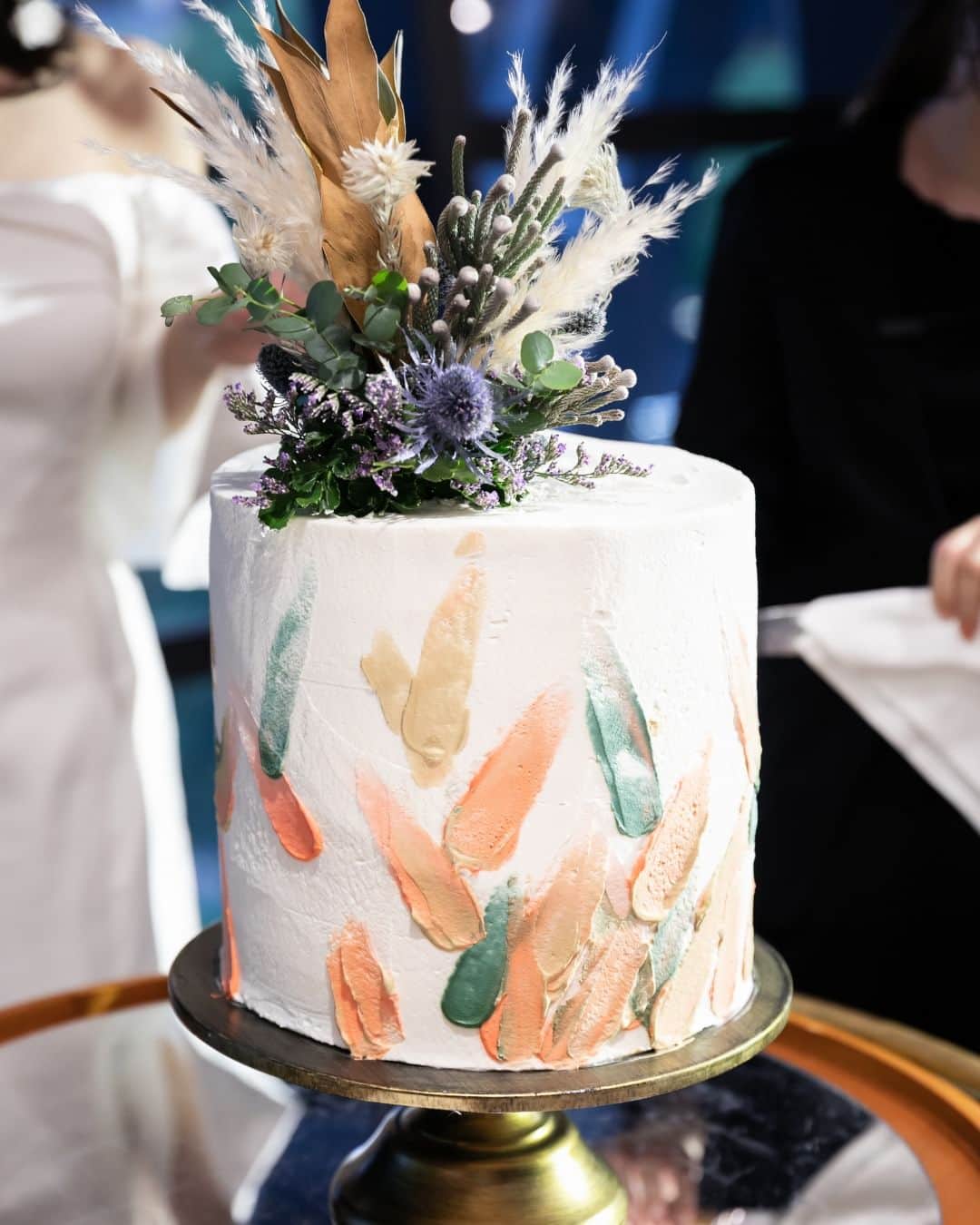 オードヴィーウェディング【名古屋・結婚式場】 さんのインスタグラム写真 - (オードヴィーウェディング【名古屋・結婚式場】 Instagram)「/ wedding cake  トレンドのパレットケーキをご紹介 ケーキの表面を筆で色付けしたようなデザインのウェディングケーキは斬新でおしゃれで、海外っぽさ満点！  バタークリームをケーキにペイントしたパレットケーキ パーティーで新郎新婦が直接ケーキにペイントし、 ケーキを仕上げる演出も流行中です ┈┈┈┈┈┈┈┈┈┈┈┈┈┈┈┈┈  これから結婚式を挙げる花嫁さまへ 準備が楽しくなるウェディング情報発信中  おいしいもおしゃれも全部叶える 名古屋のおしゃれなレストランwedding オードヴィーウェディング  会場をくわしく見るならプロフィール ＠eaudevie_wedding.edv の𝐔𝐑𝐋をタップ  ┈┈┈┈┈┈┈┈┈┈┈┈┈┈┈┈┈ #オードヴィーウェディング #オードヴィー花嫁 #weddingcake #名古屋プレ花嫁 #ウェディングケーキ #ウェディングケーキデザイン #ウェディングケーキアイディア #ウェディングケーキ🎂 #ブライダルケーキ #トレンドケーキ #世界にひとつだけのウェディングケーキ  #パレットケーキ」10月7日 18時03分 - eaudevie_wedding.edv