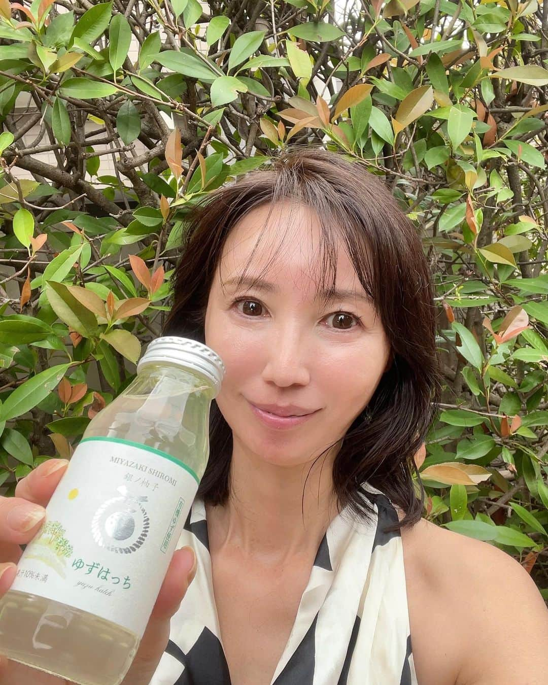 奈々のインスタグラム：「PREMIUMゆずはっち  有機ゆずを使用されたゆずはっちドリンク🥤  一口飲んだ時に通り抜ける爽やかなゆずの香り、ほどよい酸味と蜂蜜のみの優しいスッキリとした甘さが特徴です😊  多くの人にゴクゴク飲んでいただけるゆずジュース🍹  心と体に優しい、自慢の一品😊  「ゆずはっち」はゆず果汁とはちみつをほどよくブレンドした  ”無添加”の清涼飲料水です👍  ぜひ、飲んでみてね💖  @kaguranosato463  PR @kaguranosato463 #ゆずはっち #ゆずドリンク #オーガニック #有機ゆず #有機栽培 #銀鏡 #宮崎県西都市 #かぐらの里」