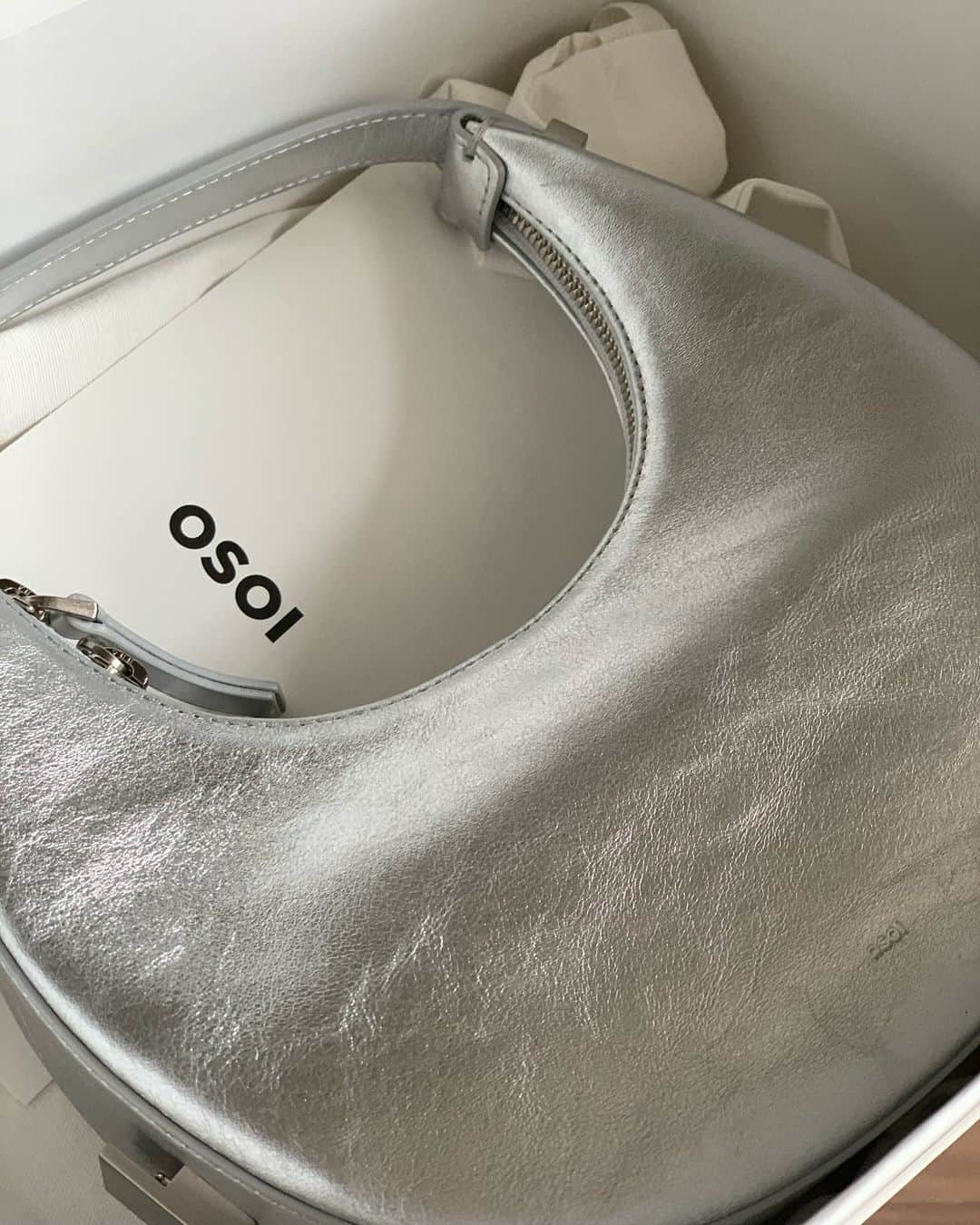 Shiho Sasakiのインスタグラム：「最近のお気に入りBag🩶 モノトーンコーデに大活躍！  #osoi#bag」