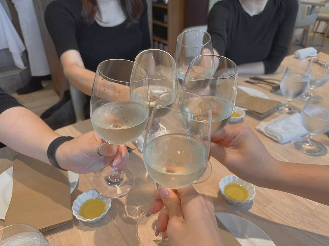 みちかのインスタグラム：「みんなで集まってしゅうの誕生日お祝い🥂  #誕生日プレート #誕生日 #誕生日ランチ #バースデープレート #日比谷ランチ #日比谷ミッドタウン」