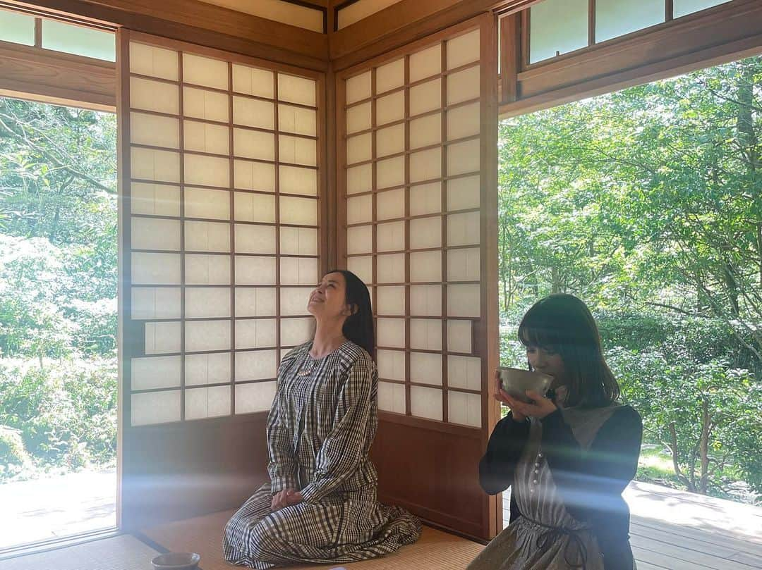 須賀由美子さんのインスタグラム写真 - (須賀由美子Instagram)「今日は #日光 #和の文化展 #田母沢御用邸 #大桃美代子 さんのトークショーでした♪  大桃さん明るく話しやすく、 とっても素敵なお方で、 日光のお話やSDGSの概念など 色々お話してくれて とってもアットホームな トークショーになりました^_^  またお茶の体験🍵も とっても楽しかった♪  マッサージも この雰囲気で ゆったりしてもらえたら最高‼️  それにしてもこのロケーション🌟 本当にそれだけで素晴らしいので ぜひぜひ来て欲しいです♪ 気持ち良くて癒されます💕  明日は #4klore の音楽朗読コンサート❗️  当日受付もありますよ♪ (QRコードで読み込み、paypayで簡単決済)  お越しになるお客様は 三連休なので周辺道路混雑の可能性が大きいので、 お時間に余裕を持って 気をつけていらしてくださいね💕  心よりお待ちしています^_^  ⬇️ 44vuf.hp.peraichi.com/?fbclid=IwAR05…」10月7日 18時07分 - tottiyumi