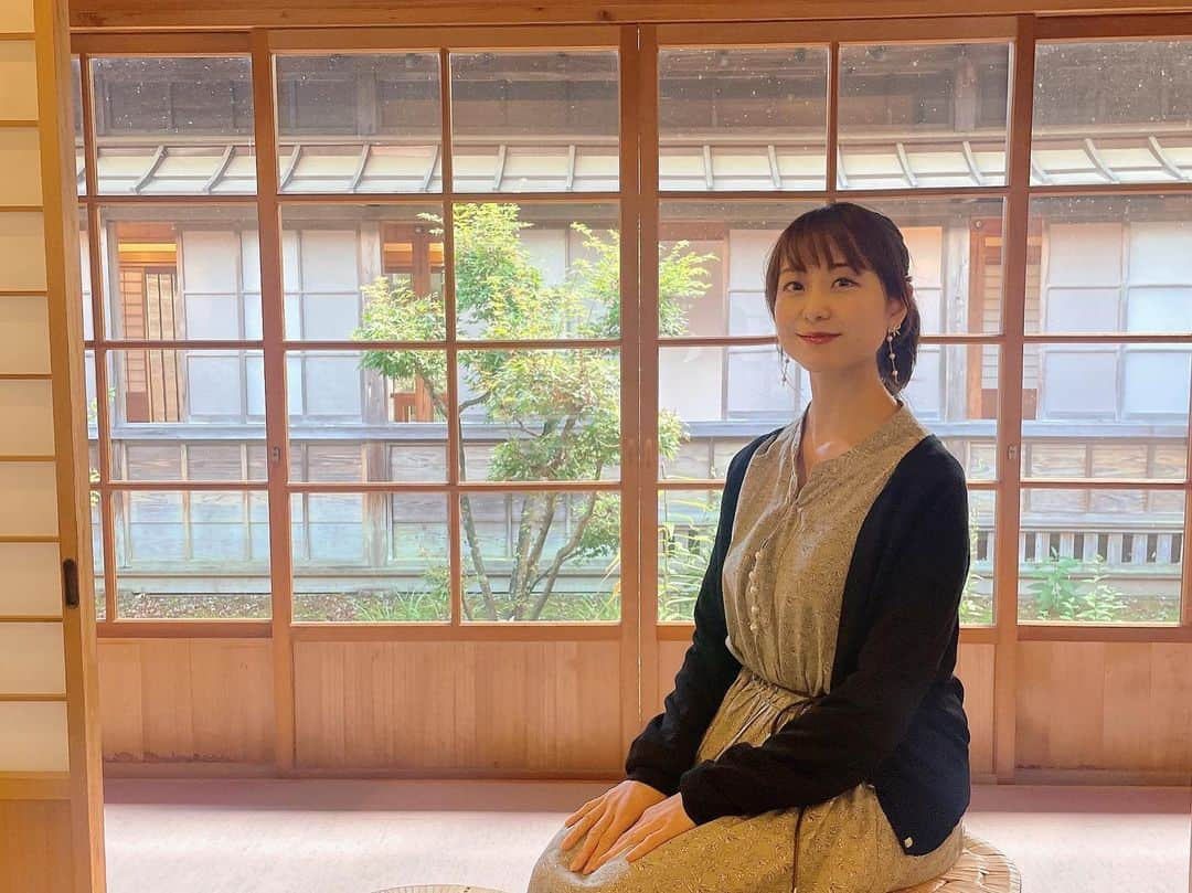 須賀由美子さんのインスタグラム写真 - (須賀由美子Instagram)「今日は #日光 #和の文化展 #田母沢御用邸 #大桃美代子 さんのトークショーでした♪  大桃さん明るく話しやすく、 とっても素敵なお方で、 日光のお話やSDGSの概念など 色々お話してくれて とってもアットホームな トークショーになりました^_^  またお茶の体験🍵も とっても楽しかった♪  マッサージも この雰囲気で ゆったりしてもらえたら最高‼️  それにしてもこのロケーション🌟 本当にそれだけで素晴らしいので ぜひぜひ来て欲しいです♪ 気持ち良くて癒されます💕  明日は #4klore の音楽朗読コンサート❗️  当日受付もありますよ♪ (QRコードで読み込み、paypayで簡単決済)  お越しになるお客様は 三連休なので周辺道路混雑の可能性が大きいので、 お時間に余裕を持って 気をつけていらしてくださいね💕  心よりお待ちしています^_^  ⬇️ 44vuf.hp.peraichi.com/?fbclid=IwAR05…」10月7日 18時07分 - tottiyumi