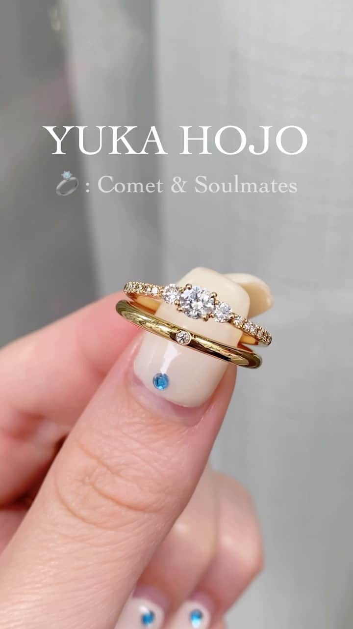 JKプラネット銀座.表参道.福岡|結婚指輪セレクトショップのインスタグラム：「《 YUKA HOJO - ユカホウジョウ - 》 婚約指輪をご紹介🌱 ✎ コメット 向かい合う両サイドのダイヤモンドは 夜空で出逢う星をお2人に見立てたデザイン✨  繊細なリングに、大きめなダイヤモンドが 両サイドにセッティングされた とても華やかなエンゲージリングです🪄  結婚指輪をご紹介🌷 ✎ ソウルメイト ひとつのダイヤモンドの結晶からふたつのダイヤモンドを 削りだした双子ダイヤモンド💎 その1ピースずつを、おふたりだけにわかるように お留めしたスペシャルなマリッジリングです✨  ご紹介したリングの他の投稿はこちらから🌿 #YUKAHOJOコメットJKPLANET  #YUKAHOJOソウルメイトJKPLANET  リングの詳細はプロフィール欄のリンクから “ JKPLANET公式サイト “へアクセス☝🏻  来店予約は、ハイライトからどうぞ💁🏻‍♀️ @jkplanet.jewelry  《 JKPLANET 》𖤣𖥧 SHOP LIST 𖤣𖥧 銀座本店・銀座2丁目店・表参道店・横浜元町店 大宮店・名古屋栄店・福岡天神店・熊本上通店 宮崎橘通り店・鹿児島天文館  《 ユカホウジョウ 》𖤣𖥧 取り扱い店 𖤣𖥧 JKPLANET全店にてお取り扱い中です💍  #JKPLANET #JKプラネット #結婚指輪のセレクトショップ #婚約指輪のセレクトショップ #YUKAHOJO #ユカホウジョウ #婚約指輪 #エンゲージリング  #結婚指輪 #マリッジリング #プレ花嫁 #結婚 #結婚式 #花嫁  #結婚準備 #入籍 #ゴールド #ゴールドリング #ダイヤモンドリング #ウェディング #ブライダル  #プロポーズ #プロポーズリング #engagementring #weddingring  #goldring #wedding」