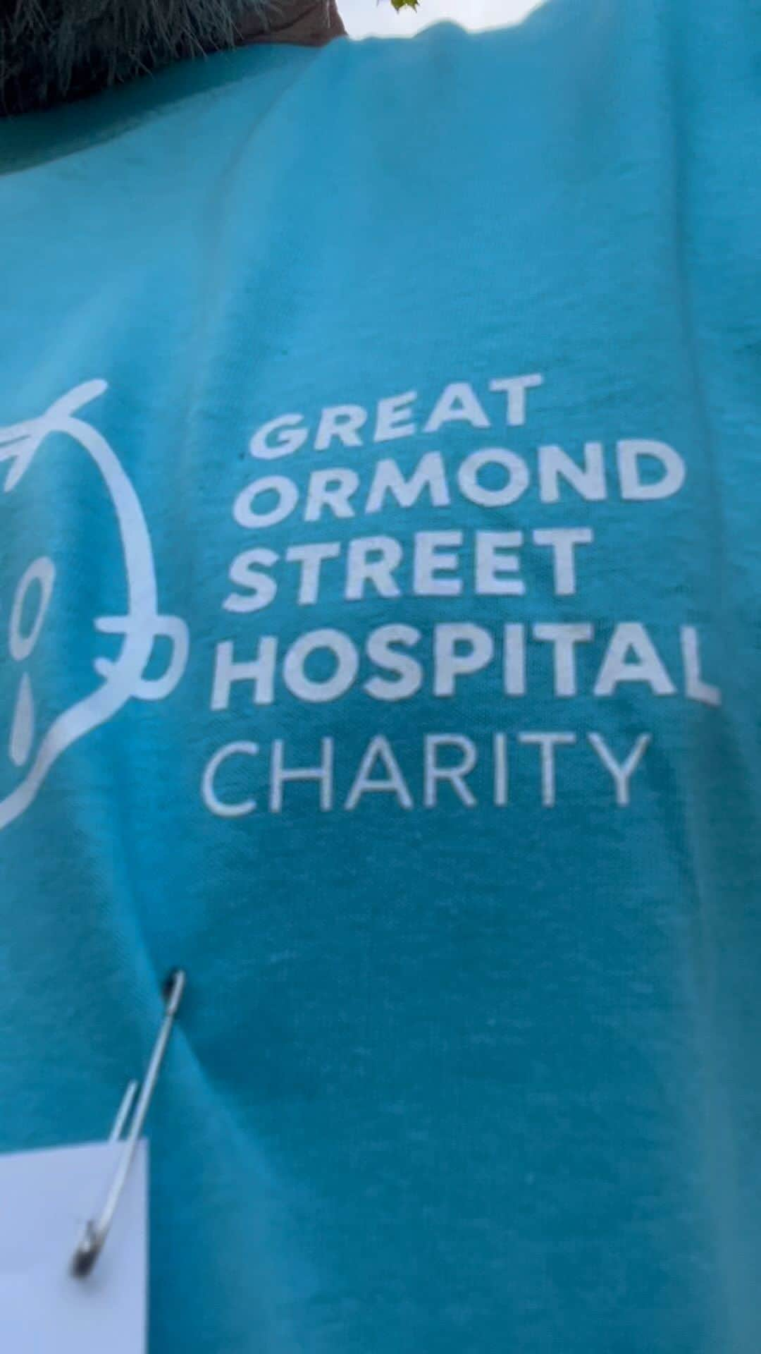 ジェイソン・アイザックスのインスタグラム：「This year I watched first hand as the incredible #greatormondstreethospital saved my amazingly brave goddaughter from cancer. The care and love from all of the staff was truly magical. This year the #rbcraceforthekids is to raise money for a specialist childhood cancer center, which will massively help the numbers of kids they can help and the scope of care they can give. Love to see you down here next year but if you want to contribute now - if you’ve got it spare - please text KIDS to 72777 to give £5 (only from a UK number).  If you’re here today and you’d like a selfie…just ask, but consider giving £5 to the charity for it!  Thanks x」