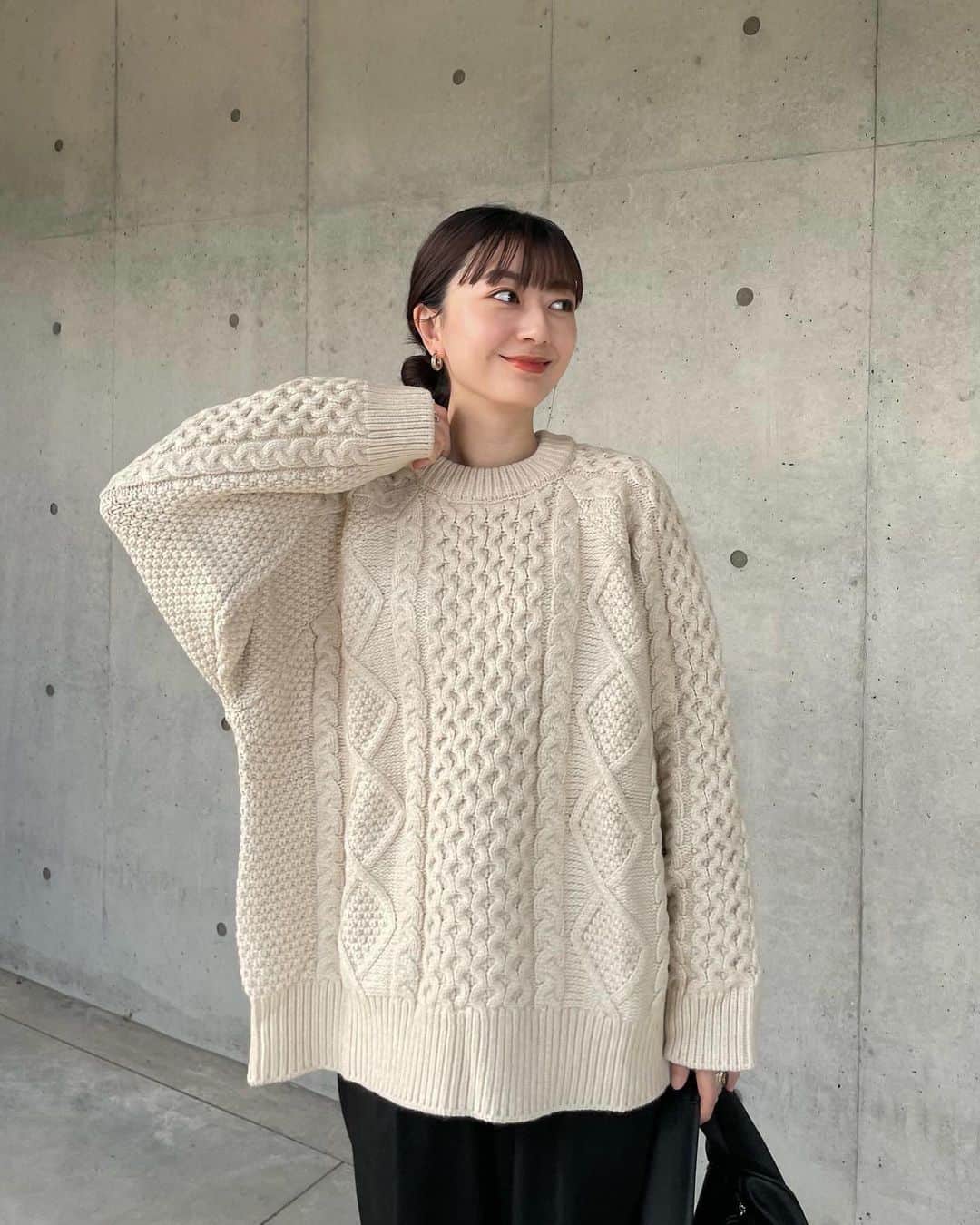 のインスタグラム：「どんぴしゃニットに出会ってしまった,,,🐏♡軽いし肌触りもっちもちだしあったかいしこれ本当に最高すぎるんだけど🥹✨🫶  私、なで肩だからこういうボリュームあるタイプの服ってどうも難しくてなかなかこれ！ってものに出会えないんだけど、これはシルエットも丈感も袖のボリュームも全て好きすぎて #本気のおすすめの時の長文 になってしまってる（笑）  2年前に初めて @selectmoca と @2323son さんのコラボニット買った時も可愛すぎて相当着倒したんだけど←　このニットも絶対着すぎなくらい着そう🤫（笑）スカートでもワンピに重ねてもデニムでも合うよね〜〜〜あーかわいい  #selectmoca #セレクトモカ #タイアップ #knit #autumn #ニット #ニットコーデ #오오티디」