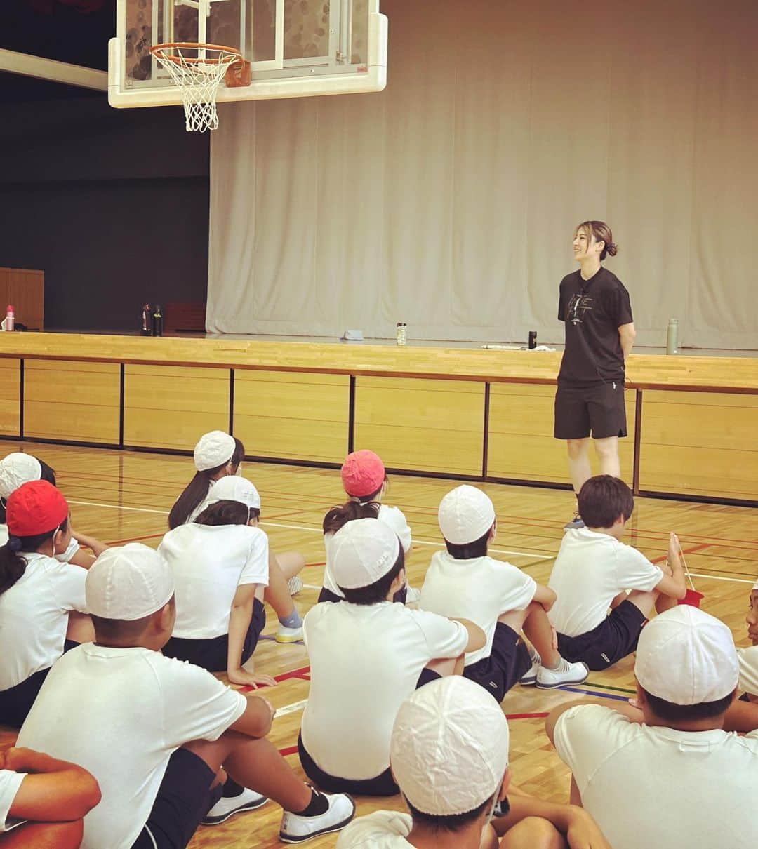 栗原三佳さんのインスタグラム写真 - (栗原三佳Instagram)「先日、東京都教育委員会主催の「笑顔と学びの体験活動プロジェクト」で板橋区板橋第十小学校にて授業に行ってきました😊  楽しい時間をありがとうございました!  とてもいい経験をさせていただき、 私も学ばせてもらいました。  まだまだ私も伝わりやすいバスケ🏀をめざして頑張ります☺️   #バスケ  #バスケットボール  #笑顔と学びの体験活動プロジェクト  #シュート練習しなきゃ笑」10月7日 18時14分 - 24.sou_kurihara.mika
