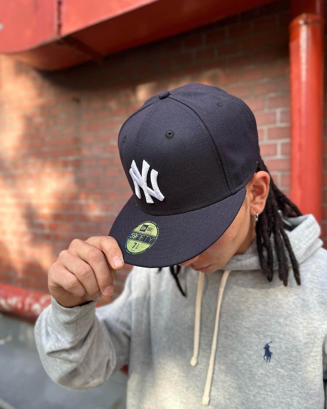 のインスタグラム：「#growaroundnewarrivals  NEWERA 59 FIFTY OLD AUTHENTIC YANKEES,METS,WHITE SOX,TIGERS,CARDINALS再入荷しました！！ 定番のサイドのNEロゴの無しでGREY BRIMのシンプルなモデルです！！  これからの時期YANKEESはGREY HOODYに相性抜群ですね◎」