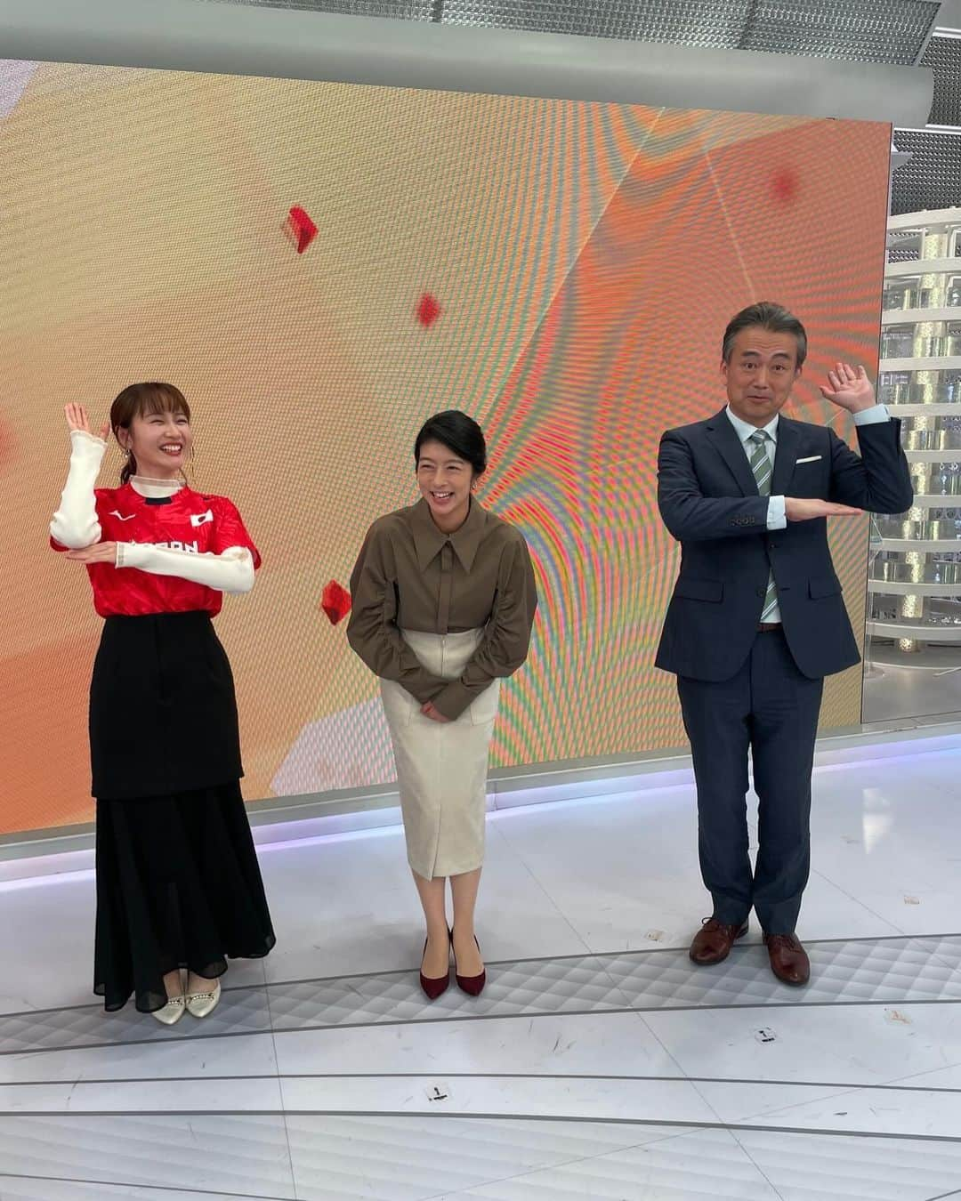 フジテレビ「プライムニュース イブニング」さんのインスタグラム写真 - (フジテレビ「プライムニュース イブニング」Instagram)「今日は岸本アナが応援に駆けつけてくれました。 なんだかとても楽しい雰囲気。 今夜はバレー男子スロベニア戦です。頑張れ日本！！  いよいよ秋本番。 特に朝晩は冷え込むようになりました。 ３連休の方も、お出かけ先での体調管理にお気をつけくださいね。  #生野陽子 @yoko_shono #奥寺健 @fujitv_announcer #杉原千尋 @chihiro.sugihara #勝野健 @ken.katsuno #フジテレビ #アナウンサー #ニュース」10月7日 18時16分 - livenews_it