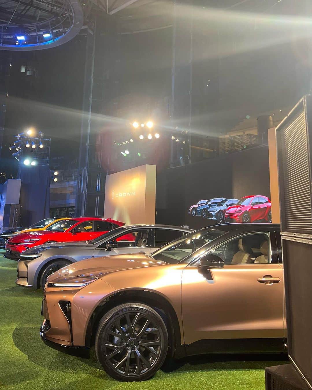 GO AKIMOTOさんのインスタグラム写真 - (GO AKIMOTOInstagram)「・・・ @toyota_jp  トヨタ自動車の新型クラウンに出会う、体験型のポップアップギャラリー "CROWN STYLE PARK" が六本木ヒルズアリーナに期間限定でオープン  昨晩開催された一夜限りのスペシャルイベント "CROWN WARMING PARTY" に遊びに行ってきました  なんといっても、会場の目玉は多様な価値観やライフスタイルに寄り添う新時代のフラッグシップとして開発された4つの新型クラウン 各車種が実際にターゲットとする人物像をイメージしたライフスタイルスペースの展示も面白かったです  スケジュールの都合でKIRINJIのスペシャルライブは見れなかったのですが、FPM田中さんのDJパフォーマンスに会場は盛り上がっていました  日本発のグローバルブランドであるクラウンの魅力をより深く広く感じられるスペースとなっているので是非みなさんも足を運んでみてください  #PR #CROWN #CrownStylePark #多様性 #自分らしさ  ・・・・・・・・・・」10月7日 18時26分 - go_akimoto