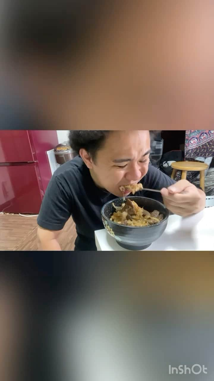 藤本秀星のインスタグラム：「焼肉丼を食べるだけ動画  #肉 #自炊 #どんぶり」