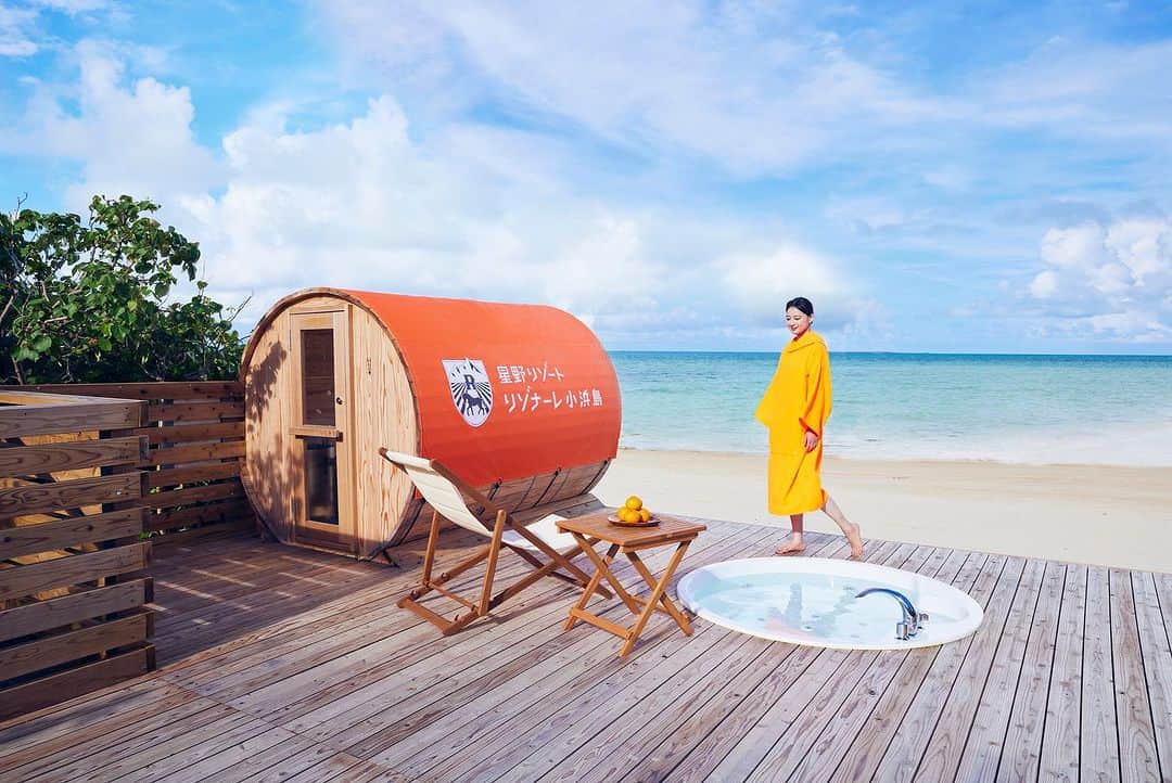 【公式】星野リゾート　リゾナーレのインスタグラム：「【リゾナーレ小浜島】コバルトブルーの海を目の前に、旬のたんかんでサウナを楽しむ「TANKAN BEACH SAUNA」を開催します。この時期に旬を迎えるたんかんを随所で感じることができる、ここにしかないサウナ体験です。   Photo by @risonarekohamajima   #星野リゾート#リゾナーレ #リゾナーレ小浜島 #沖縄県 #小浜島 #旅行 #国内旅行 #離島ホテル #大人の休日 #石垣島 #八重山 #女子旅 #記念日旅行 #アクティビティ #西大岳 #絶景 #Risonare #HoshinoResorts #RisonareKohamajima #japantravel」