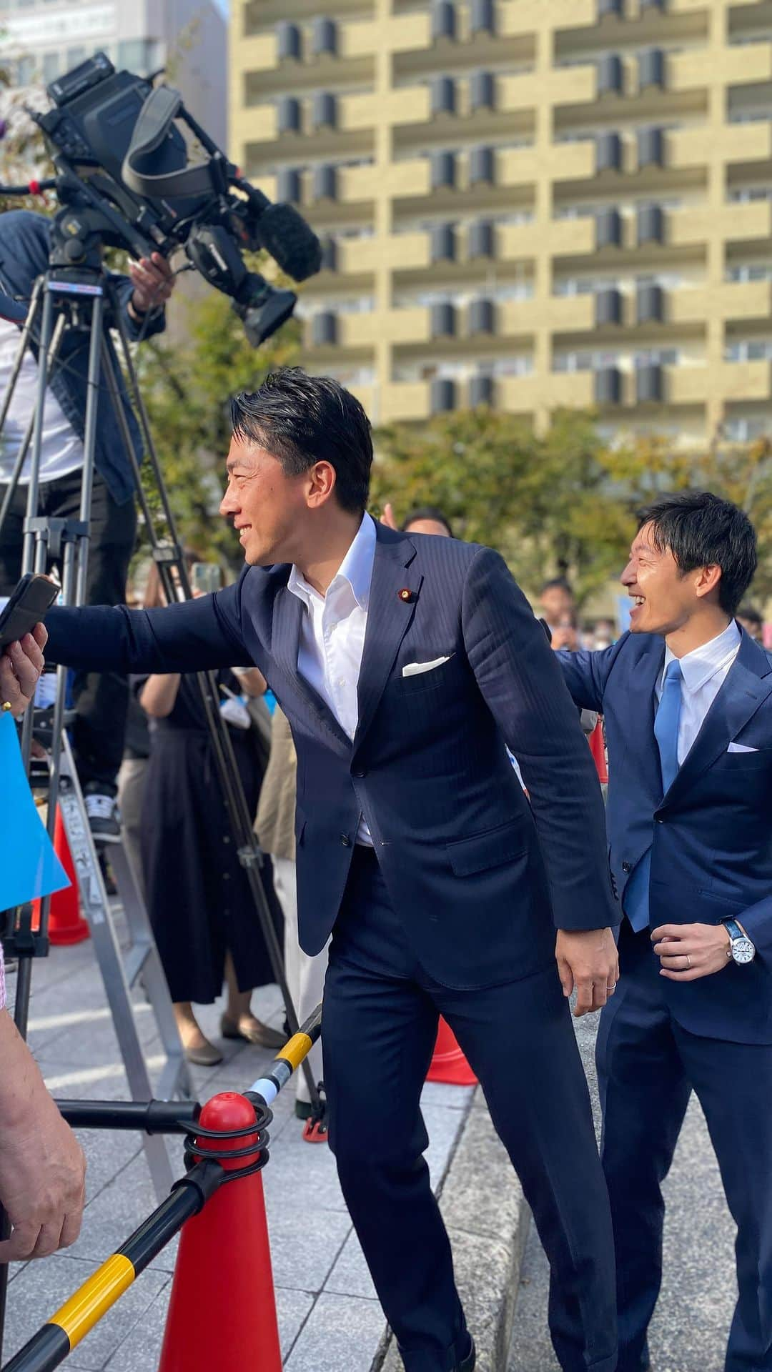 小泉進次郎のインスタグラム：「今日は自民党の塩川憲史（しおかわのりふみ）次期衆議院選挙候補予定者の応援で大阪府八尾市で街頭演説を行いました。前回八尾市に行ったのはいつか確認したら、なんと6年前の今日10月7日！まさか同じ日とは。八尾市とのご縁を感じます。  塩川さんは私の事務所でインターンとしてお手伝いしてくれたご縁がありますが、私の父が総理の時に財務大臣として支えてくださった塩川正十郎先生（通称しおじい）のお孫さんということで、少しでも力になればという思いで応援に駆けつけました。  短時間の八尾市訪問でしたが、学びが多くありました。子供服で有名なミキハウスが八尾市。歯ブラシと言えば八尾市。チョコレートで有名なゴディバの箱を作っている会社があるのも八尾市。任天堂スイッチの部品を製造している会社も八尾市。もちろん、河内音頭も八尾市。  これらは八尾市の潜在力のほんの一部ですが、八尾市の魅力を全国・全世界に発信するためにも塩川さんには必ず勝って大阪14区（八尾市・柏原市・羽曳野市・藤井寺市）のため、日本のために働いて貰わなければと強く感じました。  近鉄八尾駅前にお集まり頂いたみなさん、本当にありがとうございました！  #大阪府 #八尾市 #柏原市 #藤井寺市 #羽曳野市 #塩川憲史 @shiokawa_norifumi  #小泉進次郎 #ミキハウス #ゴディバ #任天堂 #スイッチ #歯ブラシ #番狂せ #インターン #塩川正十郎 #しおじい」