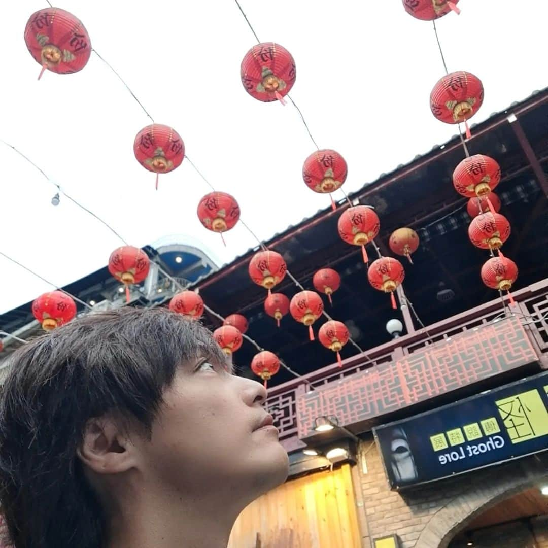 徳山秀典のインスタグラム：「台湾九份。　 人が多いけれど来れて良かった。  #九份　#千と千尋の神隠し　#カオナシ　#アッ…」