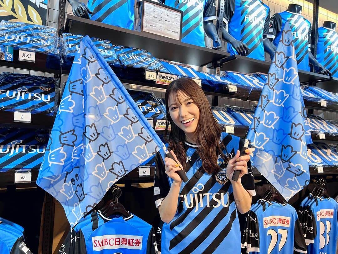 新保里歩のインスタグラム：「明日はいよいよ、 天皇杯準決勝アビスパ福岡戦⚽️  ホーム等々力を青く青く青く!!!染めて、 みんなで最高の雰囲気を作りましょう🐬💪🏼  フラッグ等々、お忘れなく🥰  #kawasakifrontale  #frontale #フロンターレ  #川崎フロンターレ」