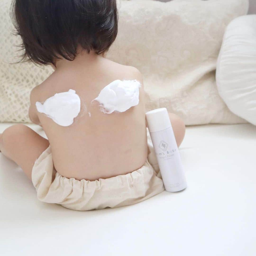 のインスタグラム：「☁️つくって・あそんで・まもるバリア☁️ ⁡ ふわっふわの羽が生えちゃったね♪ あわあわスキンシップすることで 笑顔が増え愛しいきもちに🤍 ⁡ ママにケアしてもらえるとお子さまも 不安がなくなり 幸せな気持ちになるんだよ♪ ⁡ ⁡ photo by @t_e.wd1126baby 様🤍 素敵なご投稿ありがとうございます✨ ※掲載の許可をいただいております ⁡ ⁡ ☁️エンジェルフォーム☁️ 内容量85g 2640円（税込） ------------------- 肌トラブル予防や育児・子育て情報発信👶🏻🍼 ママの心配事や疑問を解消する投稿を発信してます♪ @famsbaby 👈プロフィールからチェック♪ ------------------- ⁡ ⏬check 👶🏻赤ちゃんの成長を無料オンラインサポート 【ファムズのがっこう】毎週開校中🏫 Instagramトップリンクから公式サイトへ♪ ⁡ ☁️泡あわアートキャンペーンを毎月実施中☁️ エンジェルフォームでアワアワになって可愛く楽しくスキンケアしよう☁️🤍 #泡あわアートキャンペーン #赤ちゃんのスキンケア #ファムズベビー をつけて投稿してください♪ 毎月10名様にお好きな商品をプレゼントしております🎁 ⁡ #ベビースキンケア#ベビースキンケア用品#赤ちゃんの保湿#赤ちゃんの肌トラブル#赤ちゃんスキンケア#ベビーケア#赤ちゃん保湿#赤ちゃん用品#エンジェルフォーム」