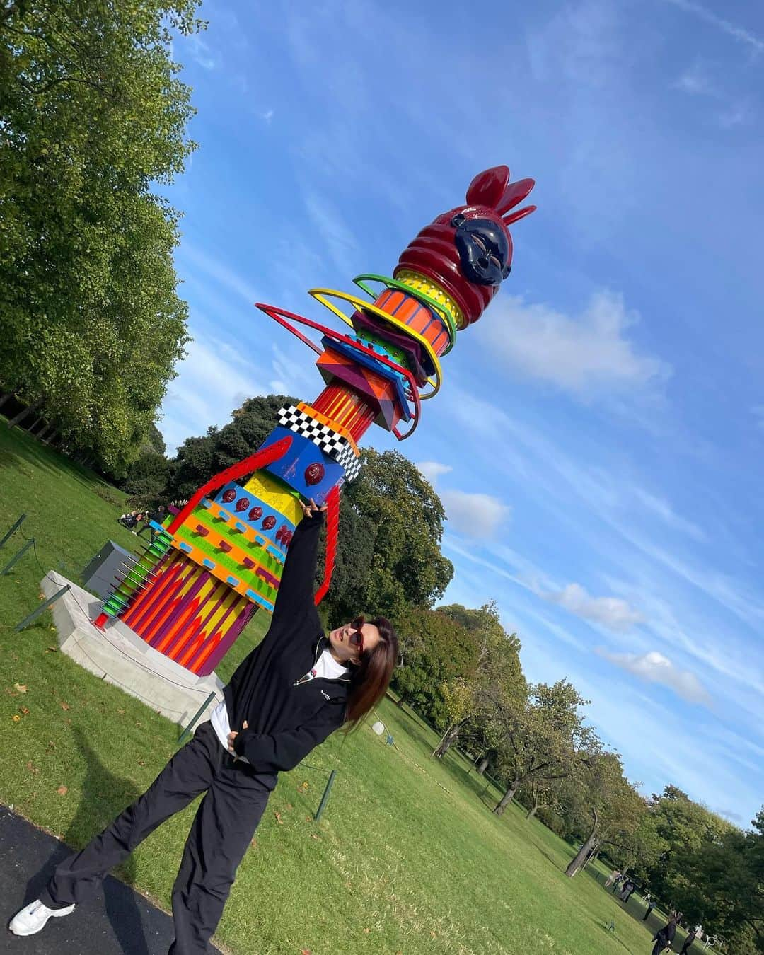 ユリ さんのインスタグラム写真 - (ユリ Instagram)「🇬🇧🖤  #london #palace  #regentspark #friezemasters」10月7日 18時28分 - yulyulk