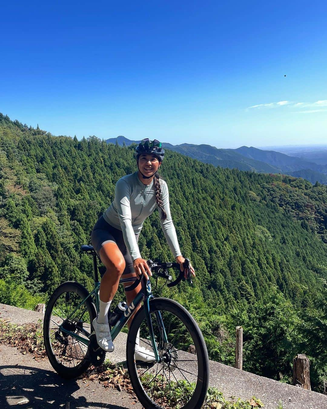 平良エレアのインスタグラム：「風張峠⛰️53km 1100up↗️  誰だよ。風張行こうとか言ったの🙃  絶景を見るために大きな代償を払いました❤️‍🩹 脚も心臓も壊れるかと思った。。  久々にしんどすぎて都民の森での補給に 涙が出そうだったよ🥹🍡  都民の森の登りに飽きた人は是非風張林道へ💁‍♀️  そう言えば。 風張とか言い出したの私でしたわ。  #わたしとLiv  #ロードバイク女子 #ロードバイク #cycling #cyclistlife #cyclinglife #cyclist #cyclinglifestyle #instacycle #instacycling」