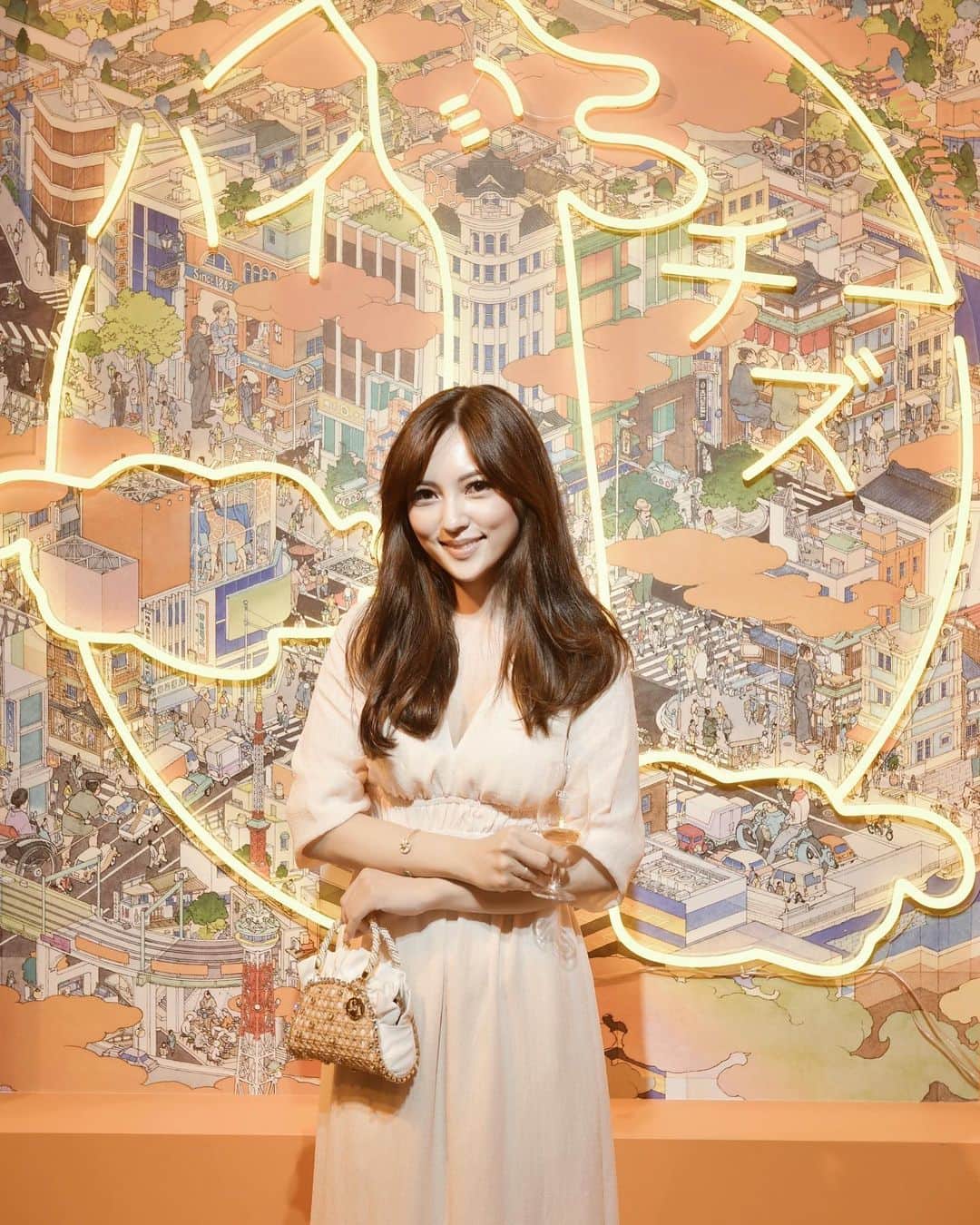 新井椎己のインスタグラム：「GLENMORANGIE a tale of TOKYO🗼Launch Party  東京の魅力からインスパイアされた、様々なアロマのコントラストを楽しめるシングルモルトが10/11より数量限定にて発売開始されます🗼  日本を代表する日本画家の山口晃氏による東京のコントラストを表現した遊び心溢れるアートワークのパッケージがまた可愛くて、TOKYO土産としても喜んでもらえそう🧡🧡  3枚めは、グレンモーレンジィ最高蒸留・製造責任者のビル・ラムズデン博士👨🏼‍🔬🥃  #PR #グレンモーレンジィ #Glenmorangie #ATaleofTokyo #DrinkResponsibly」
