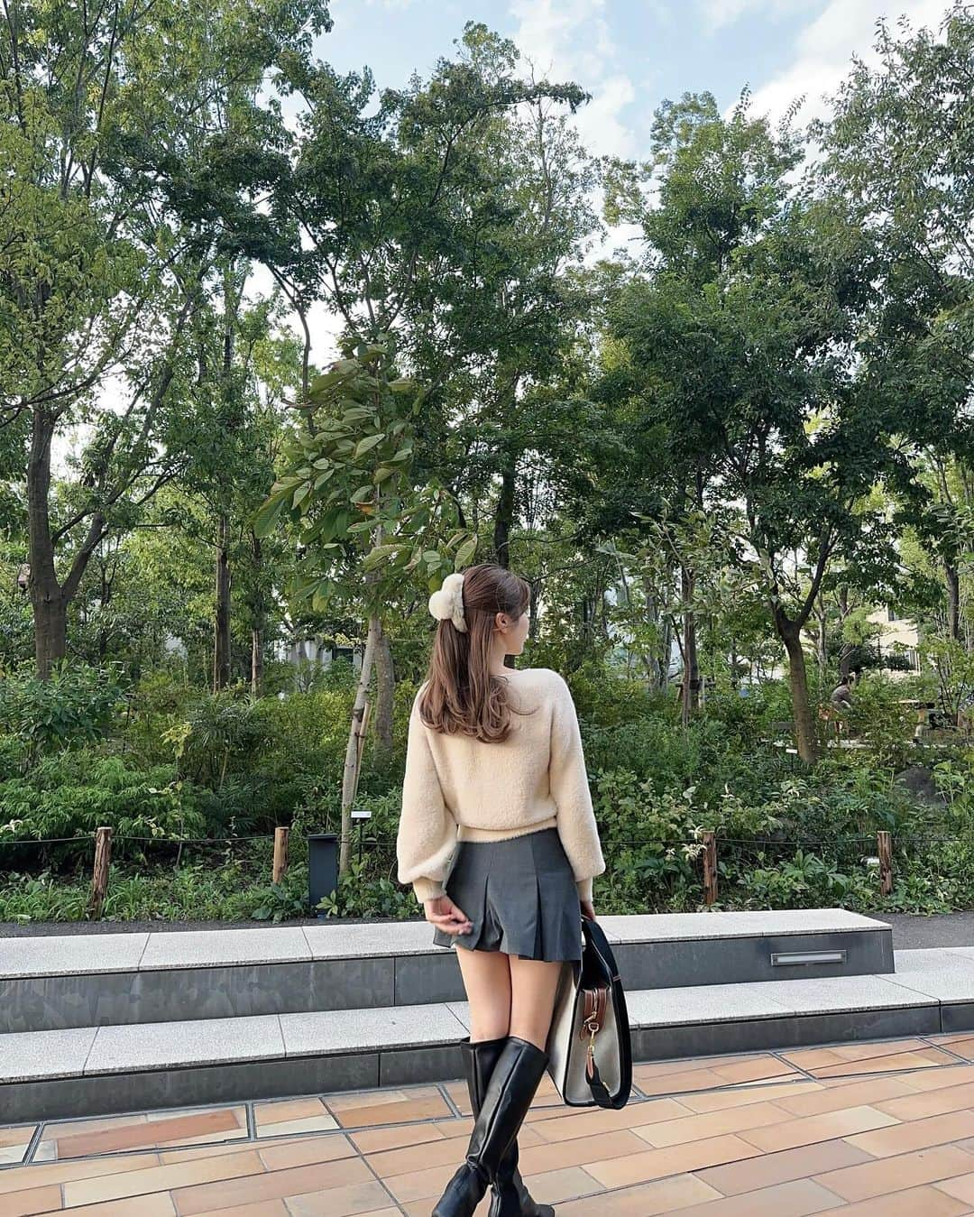 黒田莉来さんのインスタグラム写真 - (黒田莉来Instagram)「都会なのに緑いっぱいな好きな場所。🍃  薄手ニットが丁度良い気温になってきた♡ お肌に優しいさらふわな質感が着心地良くて大好き。  tops @proportionbodydressing  skirt @zara shoes @holidayandholiday_official  bag @burberry   #PR#低身長コーデ#152cm #proportionbodydressing #プロポーションボディードレッシング #プロポ #PBD」10月7日 18時33分 - kuroda_tomatochan