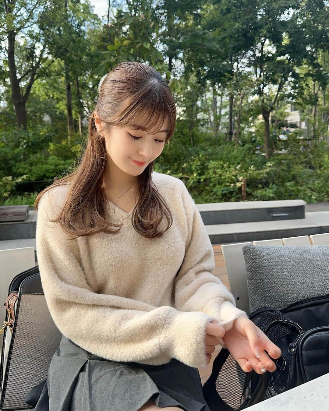 黒田莉来さんのインスタグラム写真 - (黒田莉来Instagram)「都会なのに緑いっぱいな好きな場所。🍃  薄手ニットが丁度良い気温になってきた♡ お肌に優しいさらふわな質感が着心地良くて大好き。  tops @proportionbodydressing  skirt @zara shoes @holidayandholiday_official  bag @burberry   #PR#低身長コーデ#152cm #proportionbodydressing #プロポーションボディードレッシング #プロポ #PBD」10月7日 18時33分 - kuroda_tomatochan