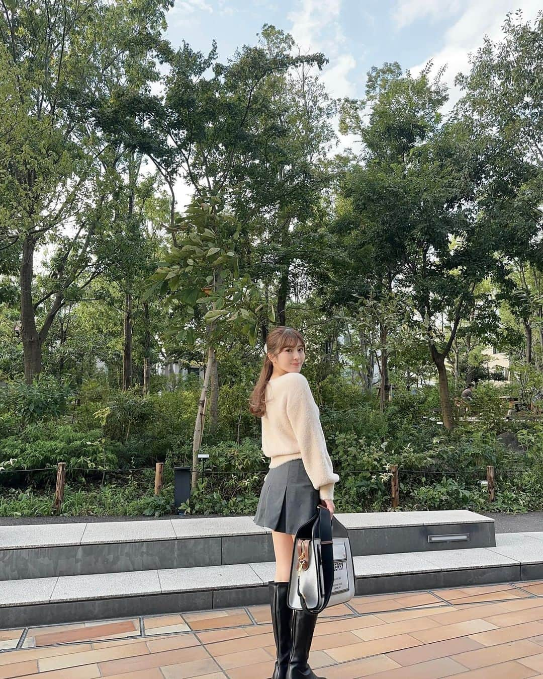 黒田莉来さんのインスタグラム写真 - (黒田莉来Instagram)「都会なのに緑いっぱいな好きな場所。🍃  薄手ニットが丁度良い気温になってきた♡ お肌に優しいさらふわな質感が着心地良くて大好き。  tops @proportionbodydressing  skirt @zara shoes @holidayandholiday_official  bag @burberry   #PR#低身長コーデ#152cm #proportionbodydressing #プロポーションボディードレッシング #プロポ #PBD」10月7日 18時33分 - kuroda_tomatochan