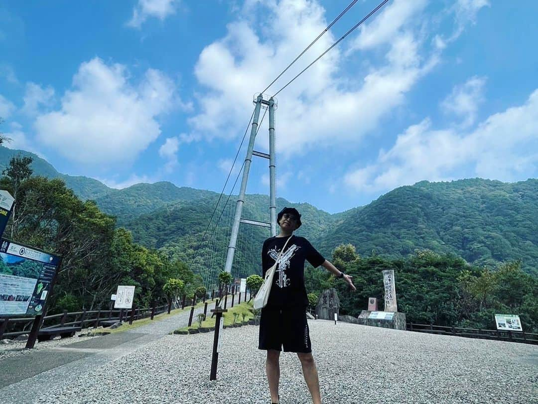 黒須洋壬さんのインスタグラム写真 - (黒須洋壬Instagram)「宮崎DAY2 2023.Oct.1  #照葉大吊橋  #山神 #大自然 #山椒茶屋宮崎店  #hiromigo  #live #宮崎市民文化ホール大ホール  #笑喜家  #miyazaki  #japan Special Thanks @runatogoto17」10月7日 18時32分 - xross