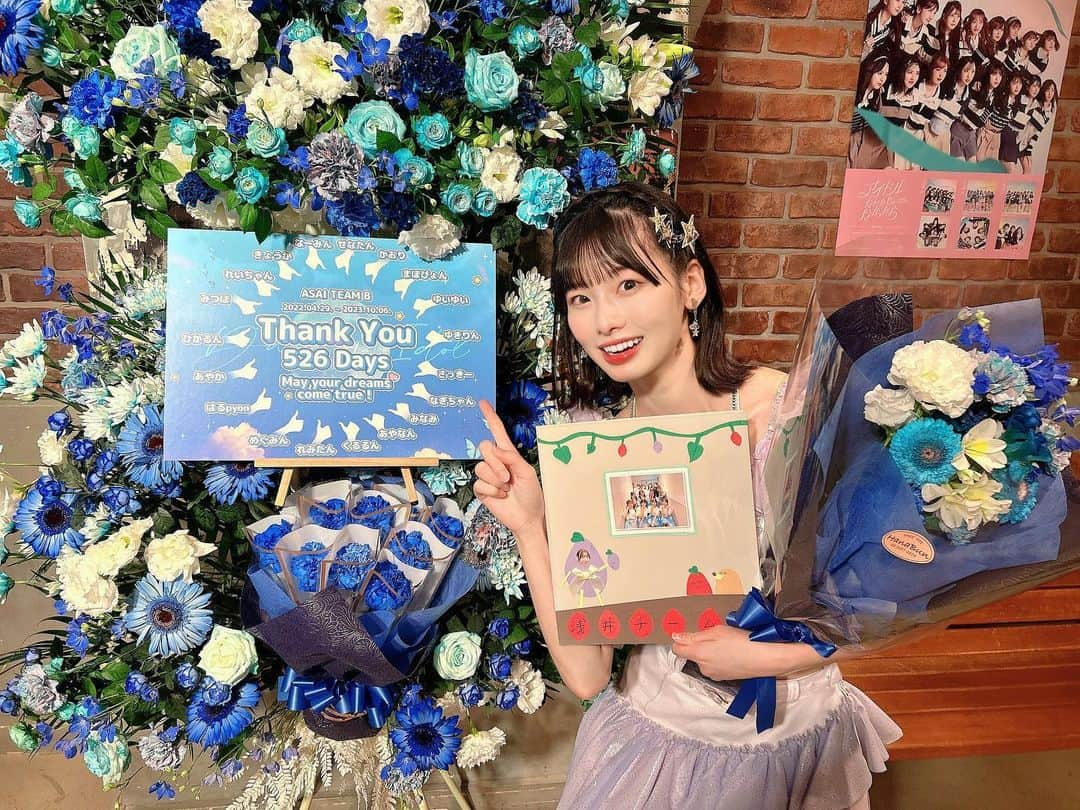 浅井七海さんのインスタグラム写真 - (浅井七海Instagram)「.  昨日 アイドルの夜明け公演 が千秋楽を迎え、浅井チームBとしての活動が終了しました。🌸  経歴的にもかなり浅い状態でのキャプテン就任でしたが、なんとか無事にキャプテンとしての活動を終えることが出来ました。  私はダンスが苦手だから人に教えられないし、人に積極的に話しかけに行くのも苦手というキャプテンとしては致命傷を負っていたけれど、私の不足している部分はいつもチームメンバーが助けてくれました。  このチームのメンバーと活動できて本当に良かったって思ったし、皆さんの中でずっと浅井チームBが生き続けていてくれたら嬉しいです😌  1年半、本当にありがとうございました✨️  #AKB48 #AKB48劇場 #千秋楽 #浅井チームb #チームB #teamB」10月7日 18時33分 - naamin48_