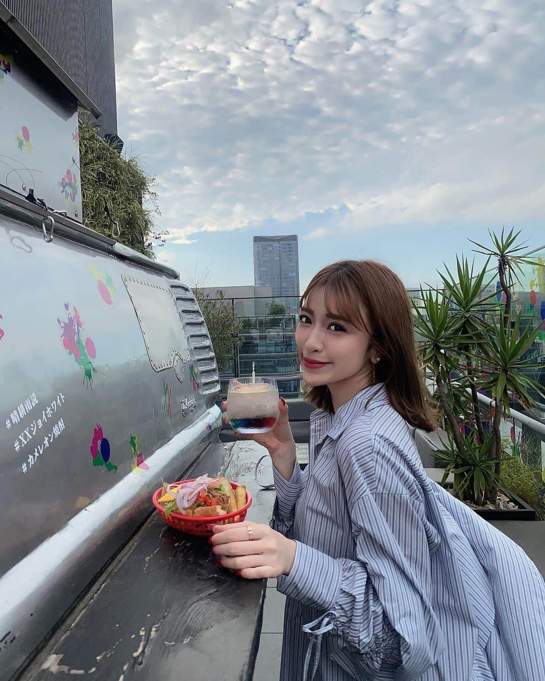 新部宏美さんのインスタグラム写真 - (新部宏美Instagram)「📍 Roof Dogs  アロフト東京銀座のルーフトップバーで開催されてる 晴耕雨読 XX ジョイホワイト POPUPへ行ってきたよ🫧🍋🌴  フード、音楽、デザインなど、今まで焼酎と交わることのなかったジャンルとのコラボレーション施策が体験できる期間限定イベントです🌈  晴耕雨読 XX ジョイホワイトは、飲み方によって味わいが七変化する芋焼酎😋 今回も色んな飲み方を楽しんだよ🍸  薩摩芋のフライやチーズが中からとろけるさつま揚げボールも 芋焼酎に合うんだよねー🥰  この季節とっても気持ちよかった〜💓  期間：～10月15日 会場：アロフト東京銀座 Roof Dogs 営業時間：平日 18：00～22：00、土日祝 15：00～22：00 ※雨天時クローズ  #PR #赤屋根製造所 #晴耕雨読XXジョイホワイト #晴耕雨読 #佐多宗二商店 #カメレオン焼酎 #ルーフトップ #銀座 #本格焼酎 #フルーティー #オリジナルカクテル #ミント#柑橘#芋焼酎」10月7日 18時36分 - piromin_1202