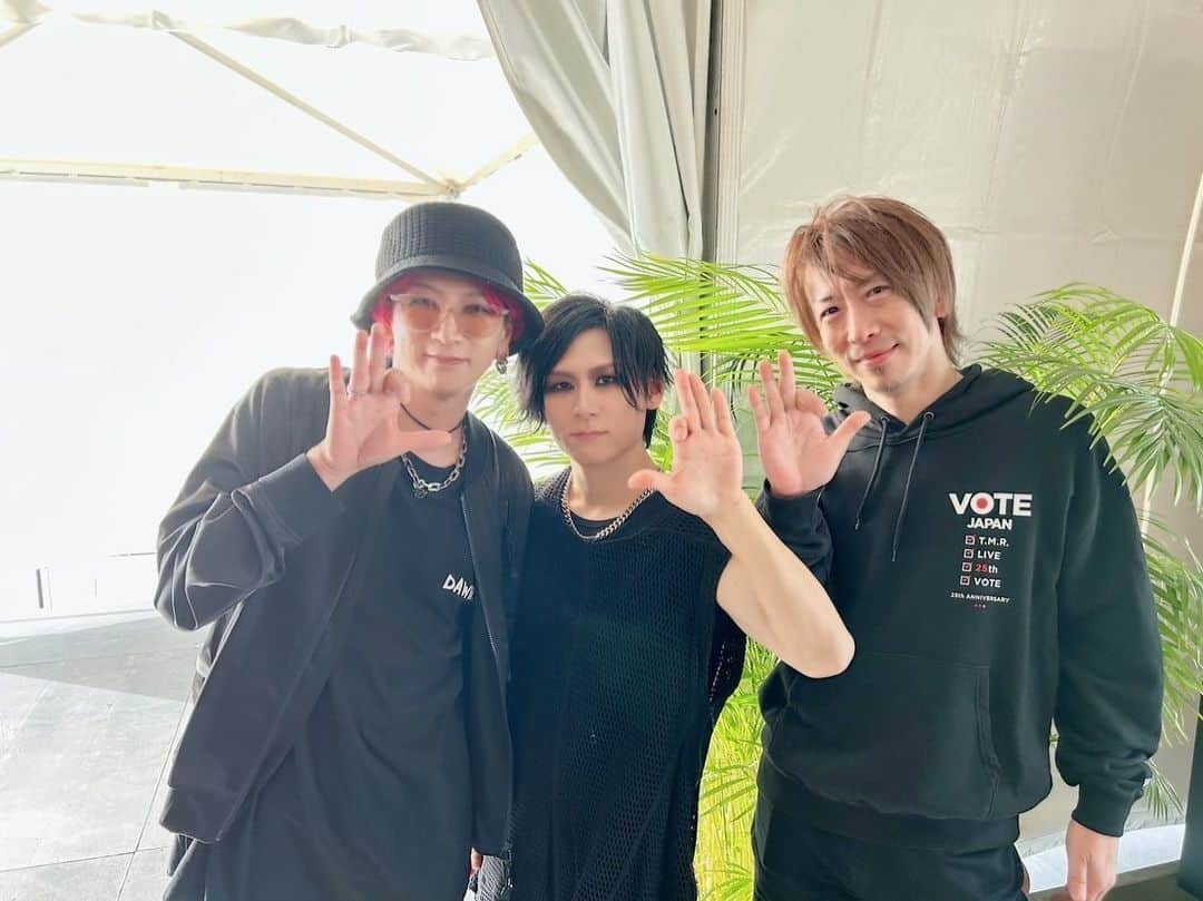 影丸のインスタグラム：「#イナズマロックフェス2023 ありがとうございました(🤩)  IKUOさん、SUNAOさんとこういった形で再会できて感無量(😭😭😭)  サポートの菅野さんと可愛いゆるキャラ(😍)  最高に楽しいフェスでした(🤩)  西川さん、ありがとうございます(😭😭😭😭)  #イナズマロックフェス  #ジグザグ #sks」