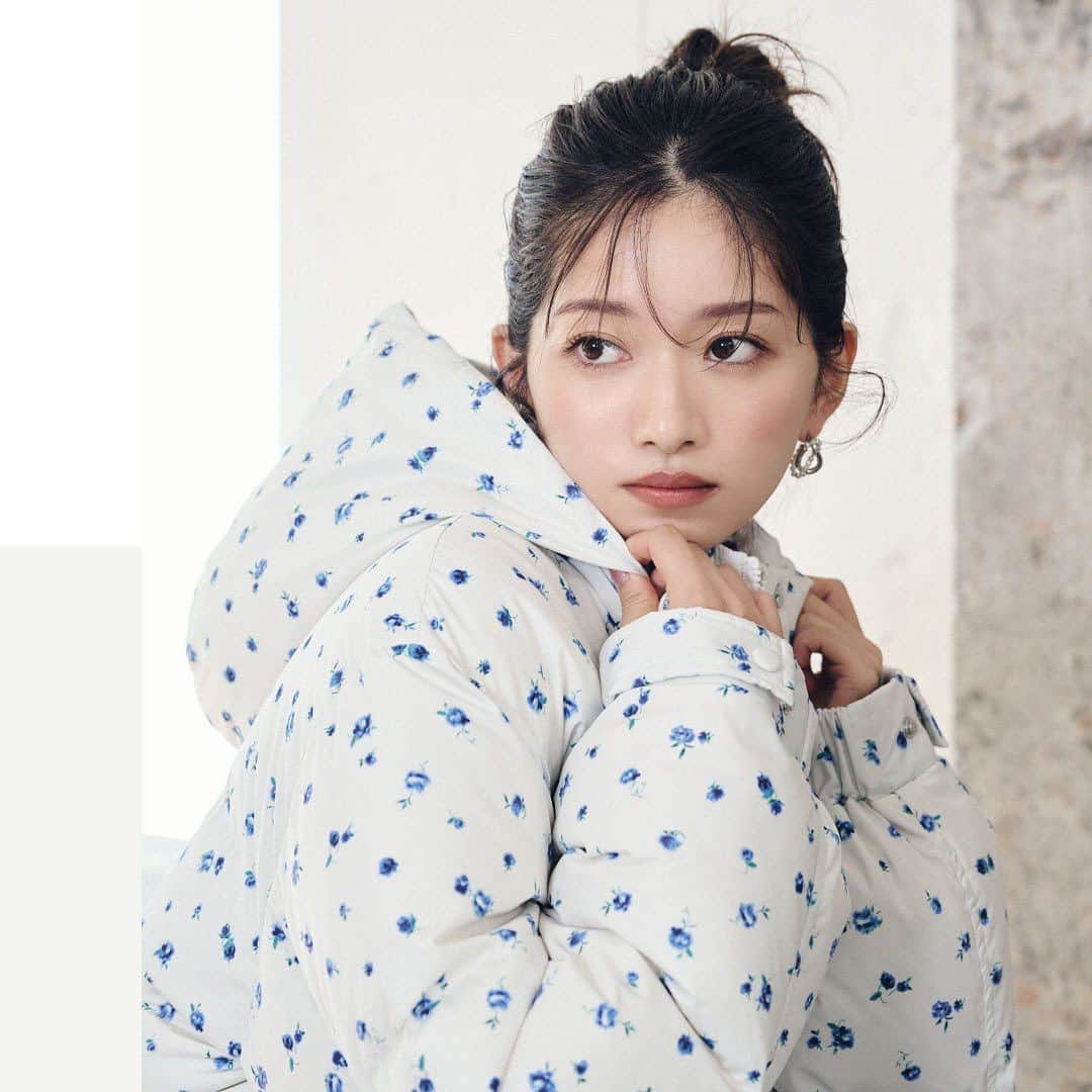 Lily Brownさんのインスタグラム写真 - (Lily BrownInstagram)「.  - PRE ORDER -  "GRACE GALA" 煌びやかで勢いのあるパーティムードに気品を纏わせ、 洗練された装いへと昇華させた今シーズン。 クラス感のある高揚感と旬なルックを提案する '23 Winter Collection  【10/5 thu 12:00- 】 モデル・小室安未が纏う 冬の最新LOOK BOOKの 先行予約がオンラインにてスタート!!  ■MAポイント10％ UPキャンペーン 10/5(木)～10/7(土)の3日間、2023AW先行予約対象商品をご購入いただいたMA CARD会員様には、会員ランクに関わらず一律で還元率10％のポイント付与いたします。  ■先行予約会開催サイト LILY BROWNオフィシャルオンラインストア MASH STORE（公式アプリ） USAGI ONLINE ZOZO TOWN Rakuten Fashion  #lilybrown #リリーブラウン #vintage #vintagefeature #先行予約  #冬 #Winter」10月7日 18時38分 - lily_brown_official